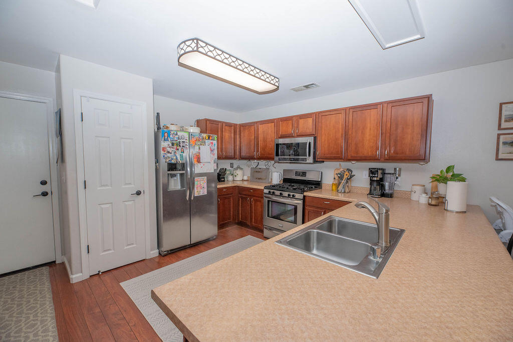 112 N Casablanca St, Visalia, CA 93292
