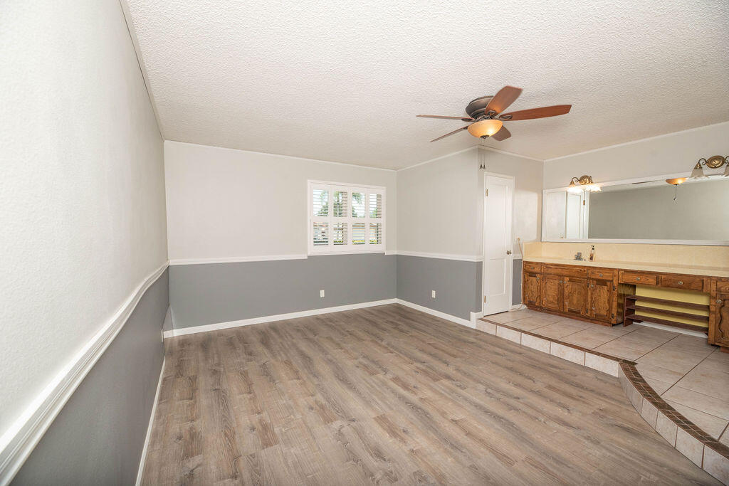1101 W Mary Ave, Visalia, CA 93277