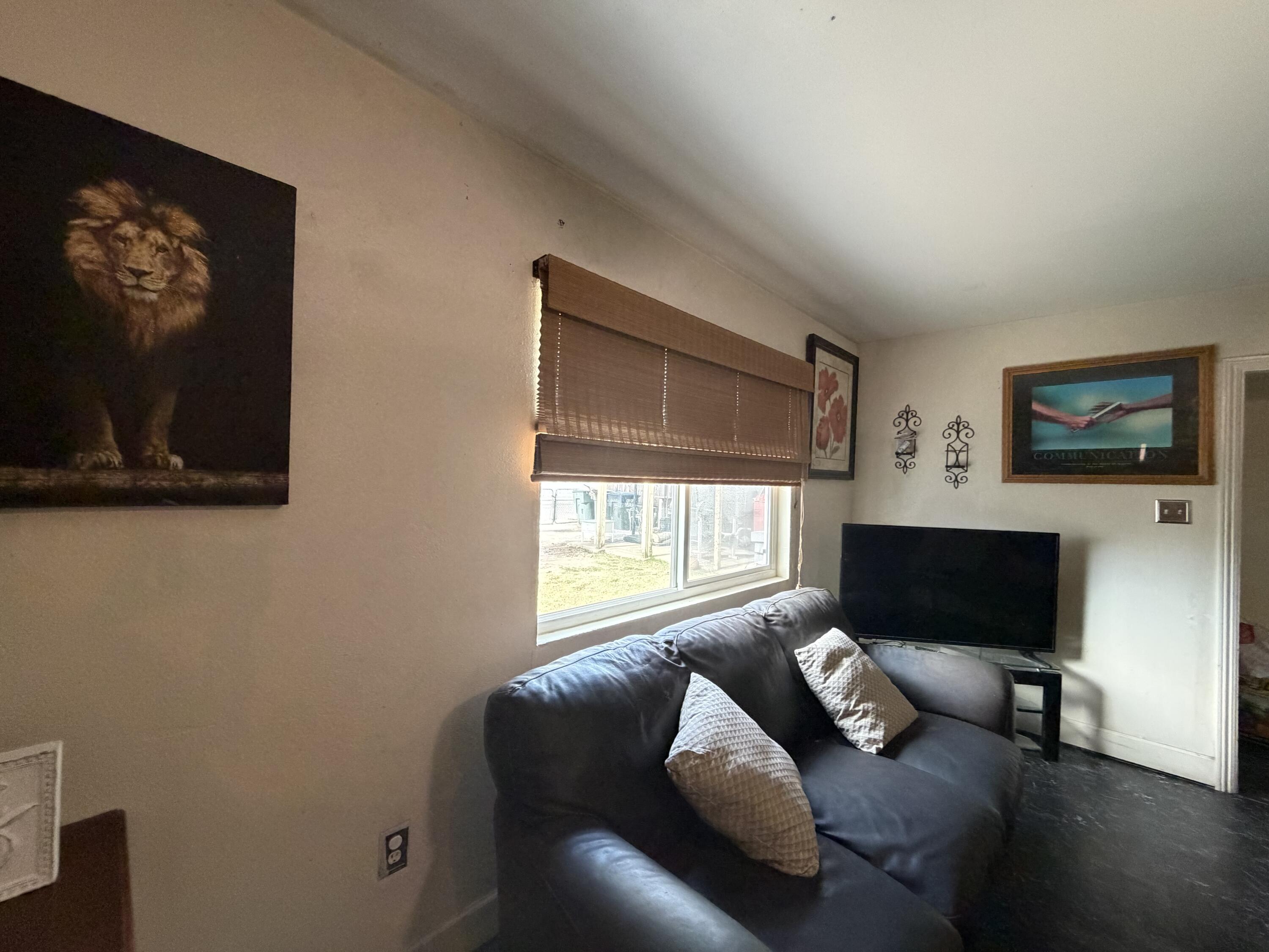1735 W Connelly Ave, Visalia, CA 93291