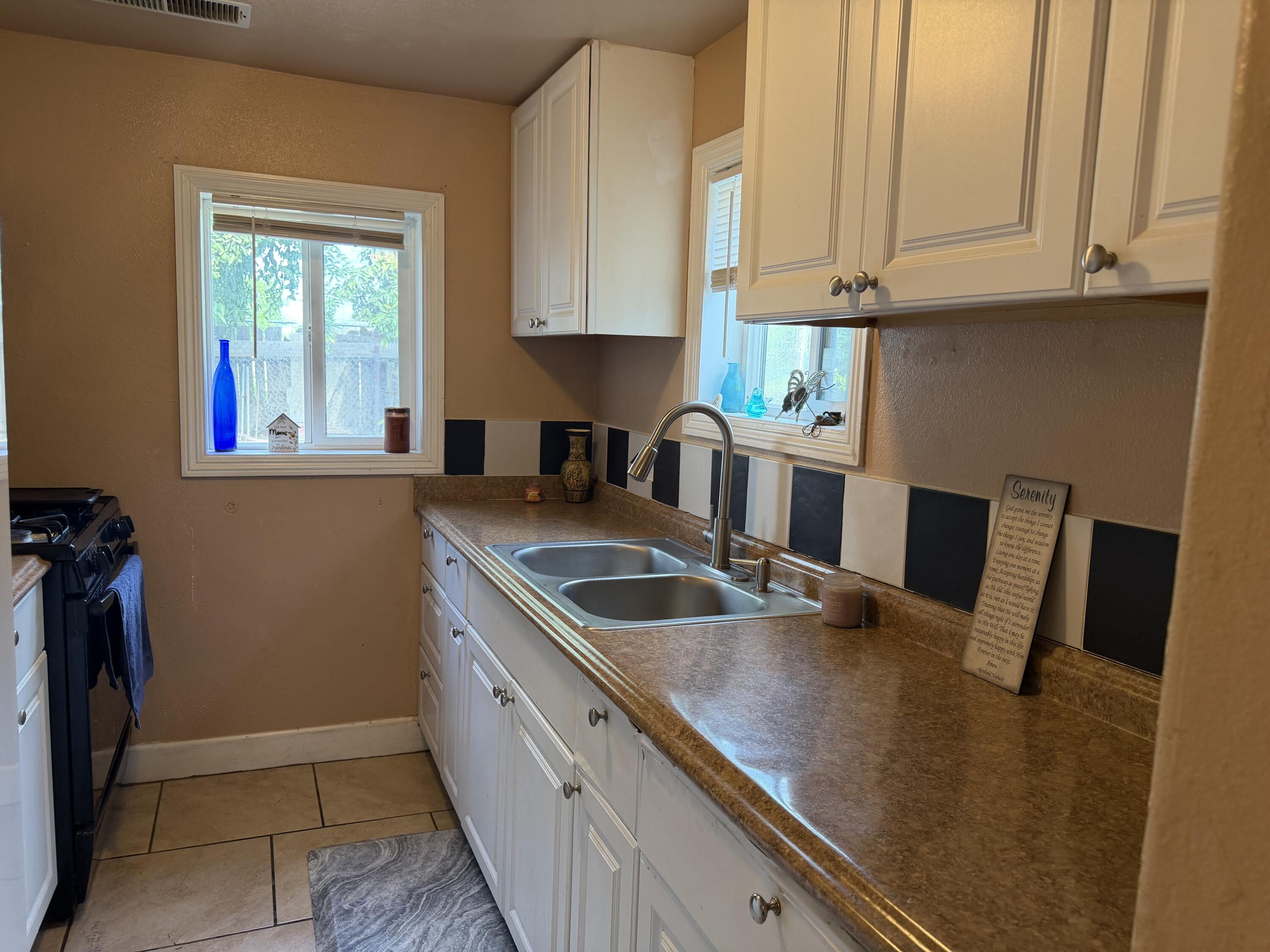 1735 W Connelly Ave, Visalia, CA 93291