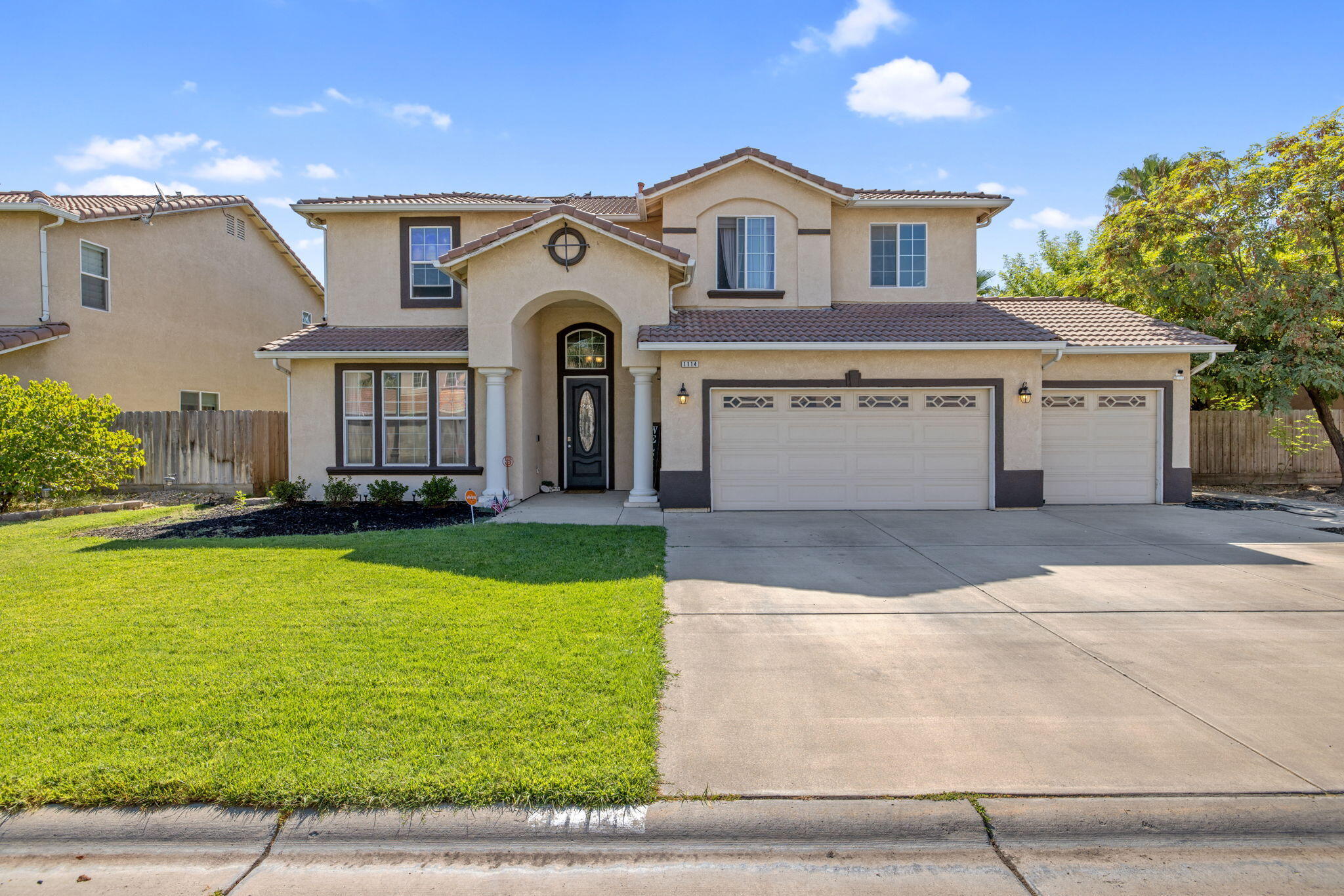 1114 Paradise Dr, Lemoore, CA 93245
