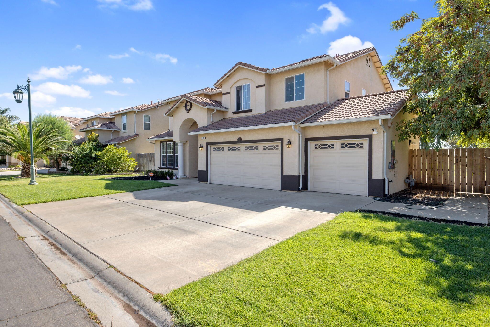 1114 Paradise Dr, Lemoore, CA 93245