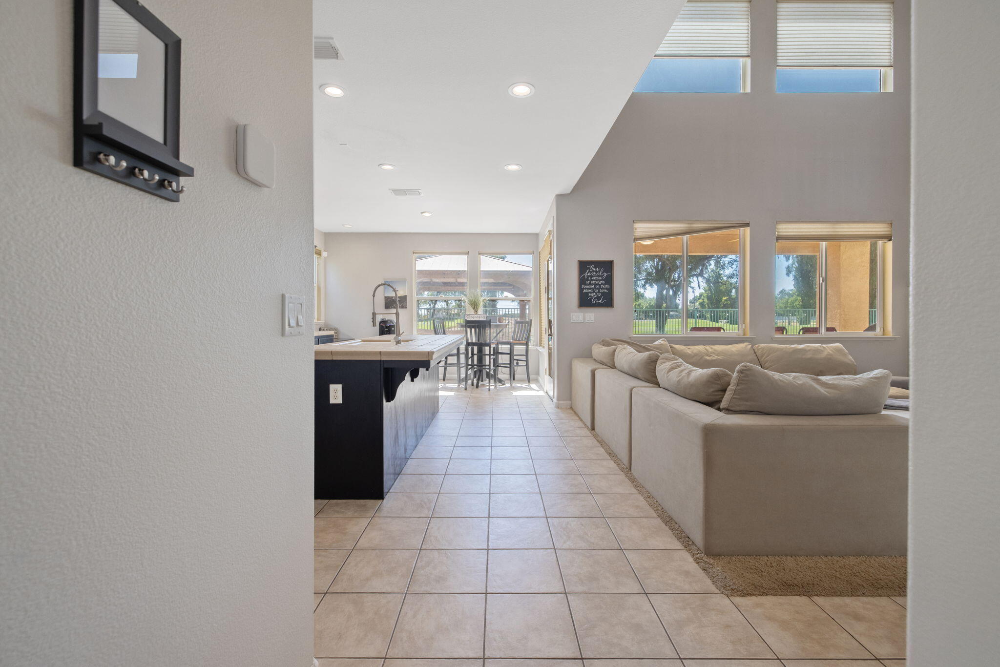 1114 Paradise Dr, Lemoore, CA 93245