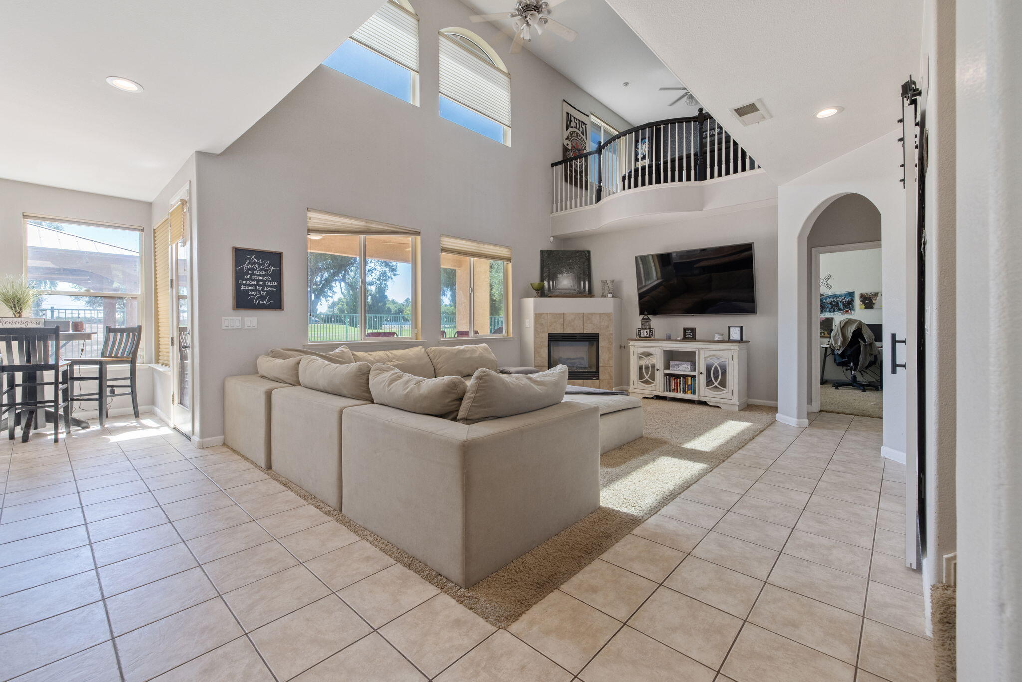 1114 Paradise Dr, Lemoore, CA 93245