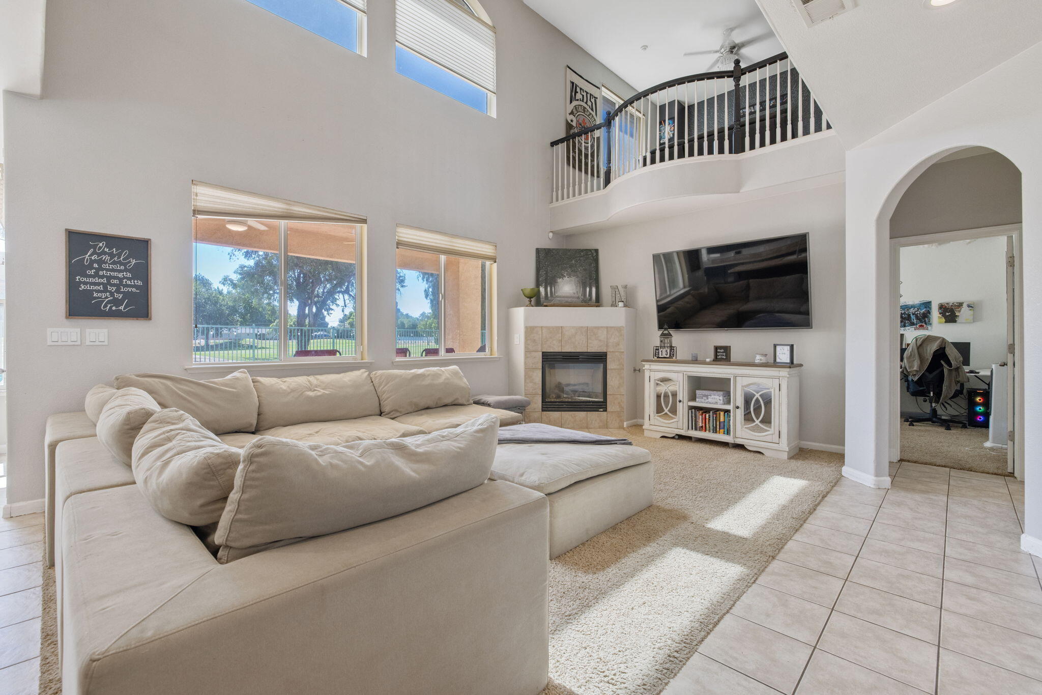 1114 Paradise Dr, Lemoore, CA 93245