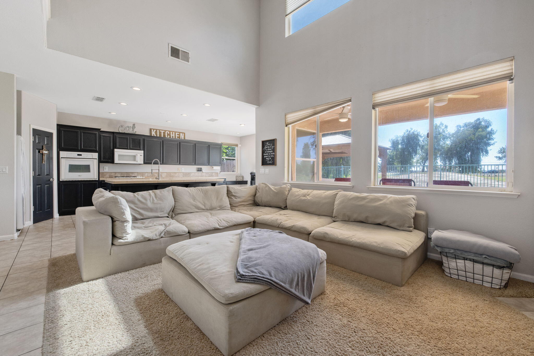 1114 Paradise Dr, Lemoore, CA 93245