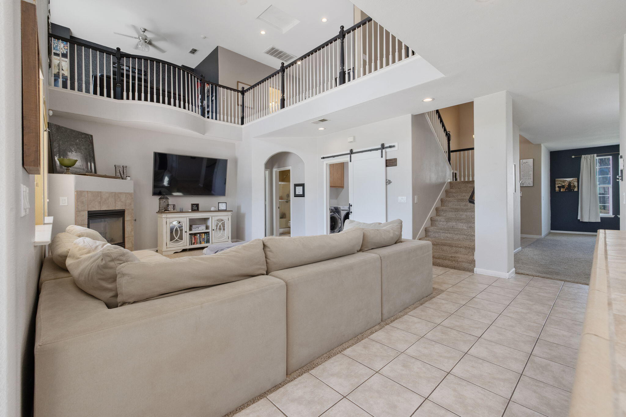 1114 Paradise Dr, Lemoore, CA 93245