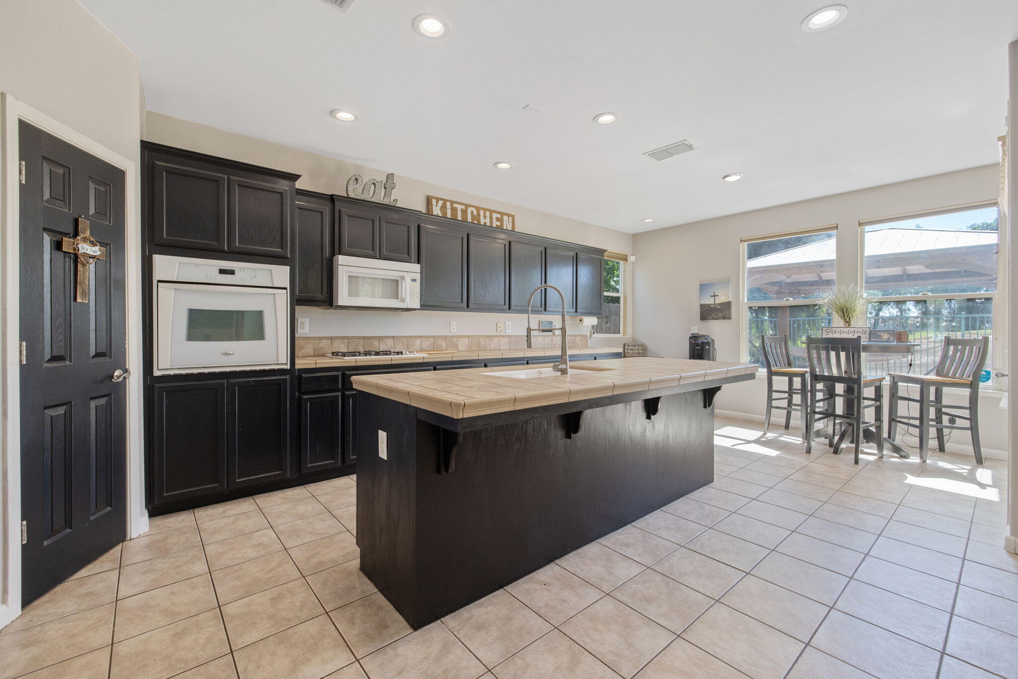 1114 Paradise Dr, Lemoore, CA 93245