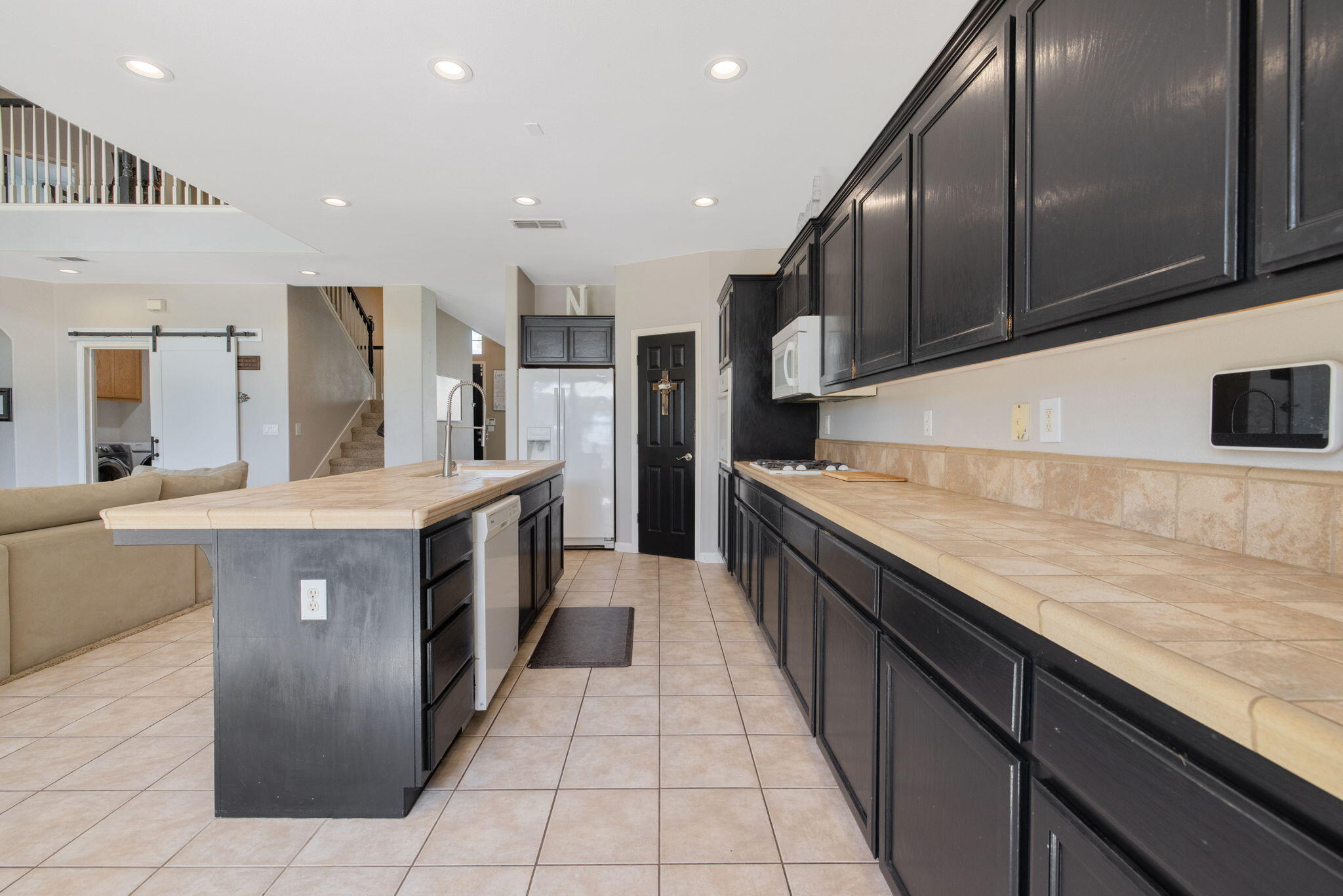 1114 Paradise Dr, Lemoore, CA 93245