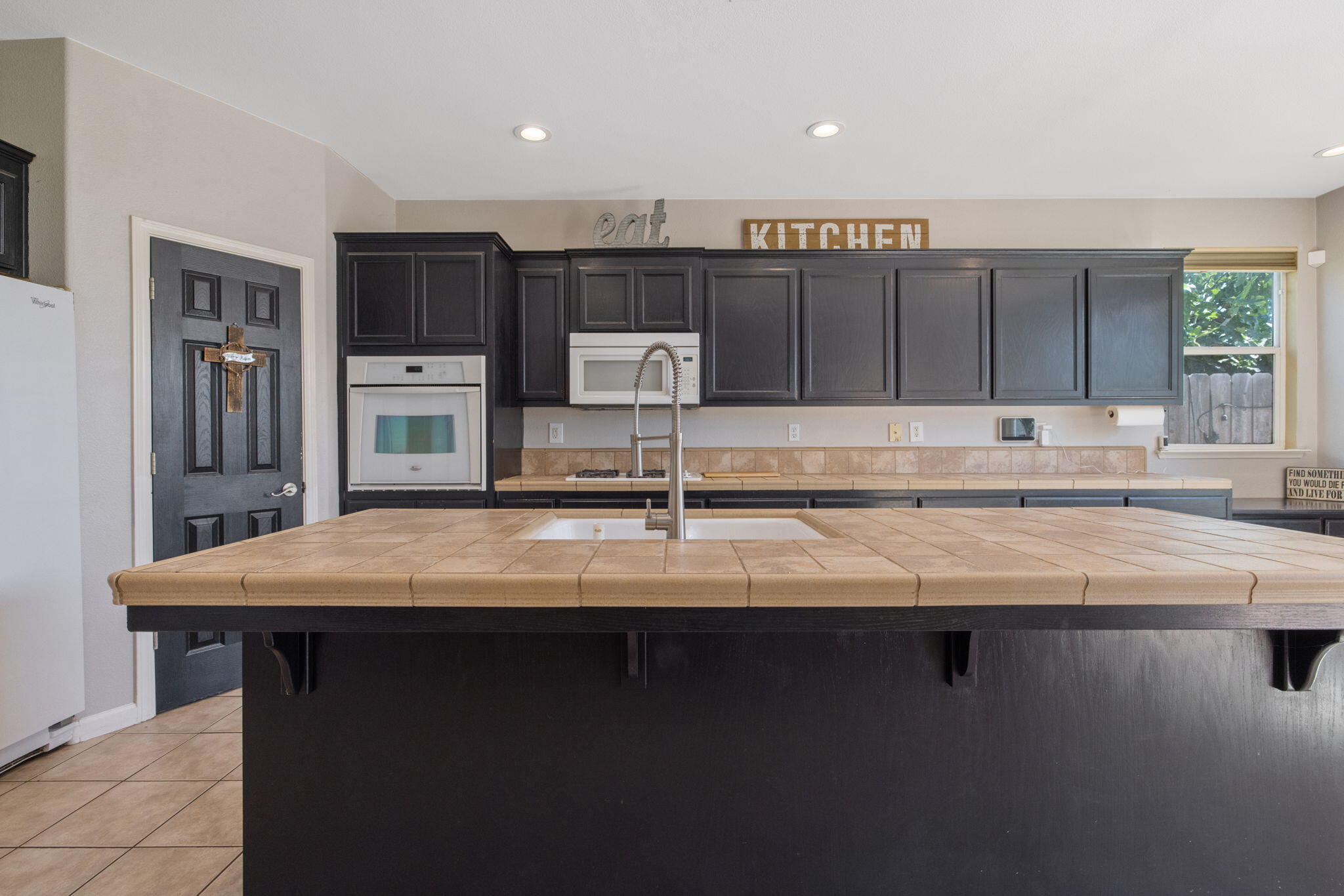 1114 Paradise Dr, Lemoore, CA 93245