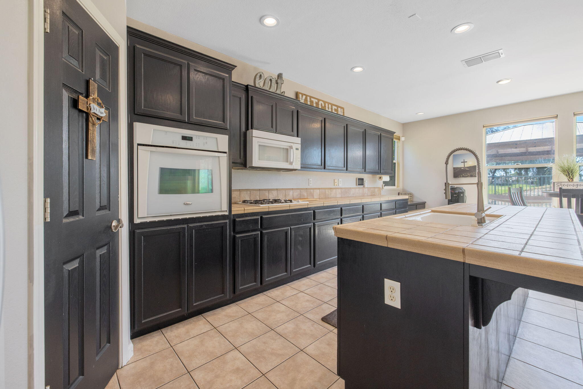 1114 Paradise Dr, Lemoore, CA 93245