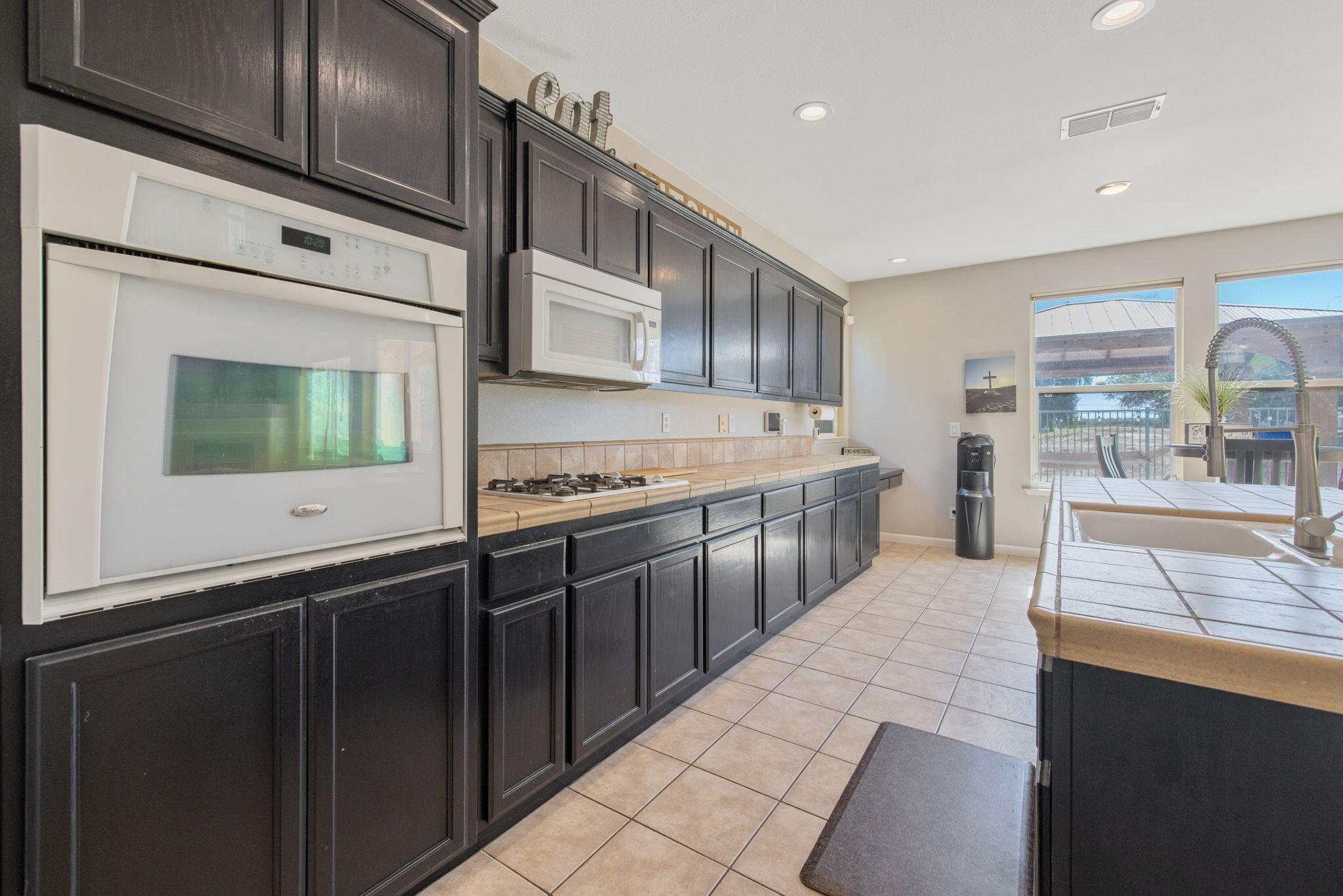 1114 Paradise Dr, Lemoore, CA 93245
