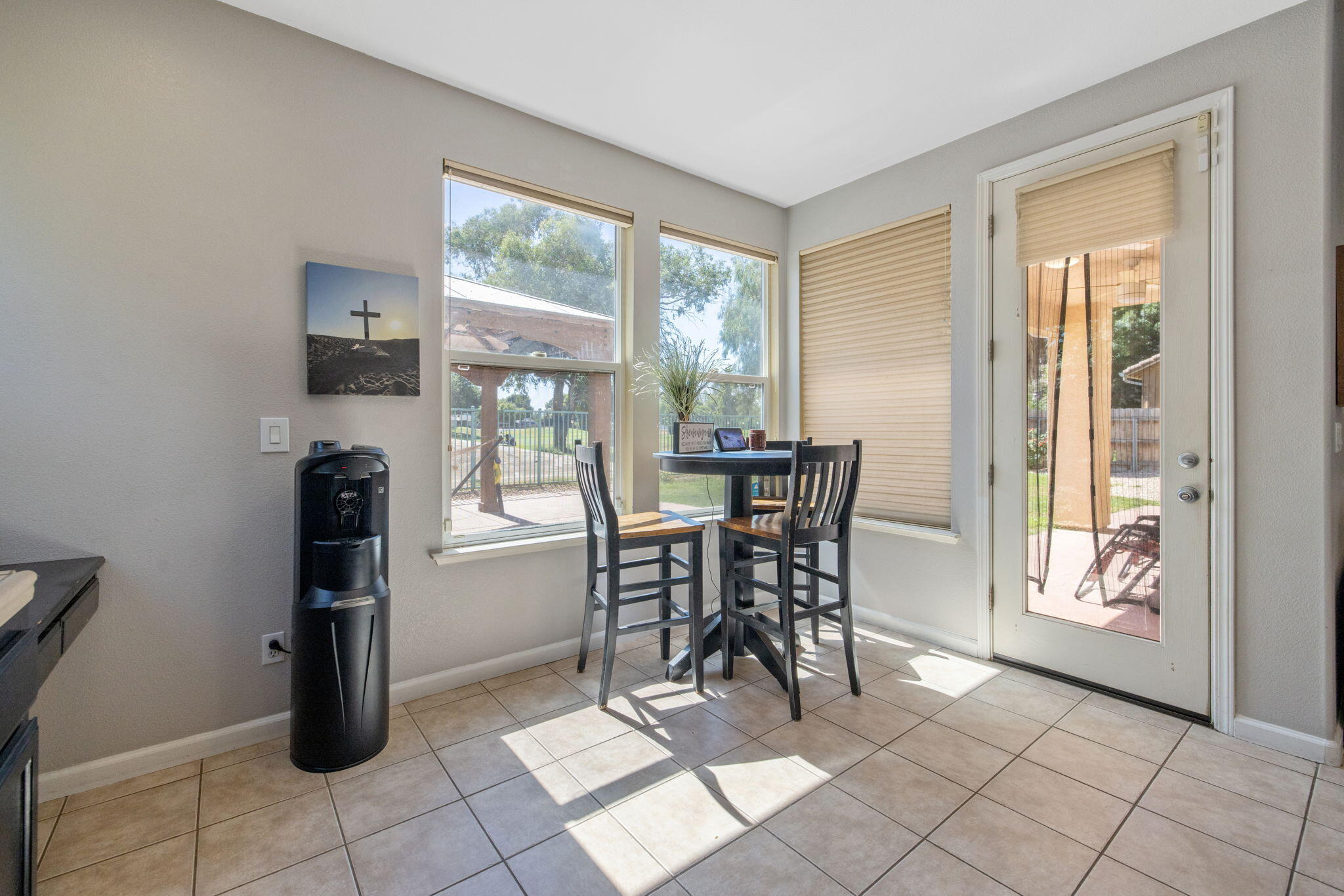 1114 Paradise Dr, Lemoore, CA 93245