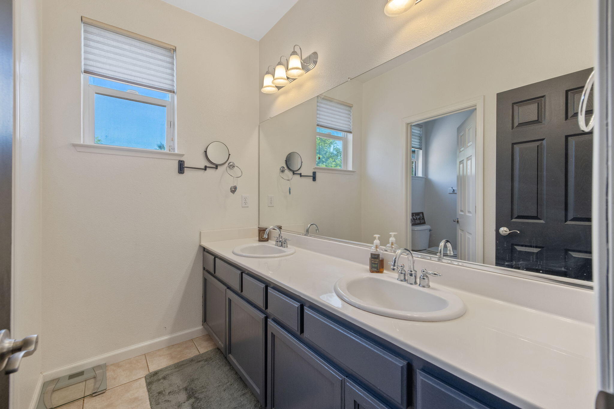 1114 Paradise Dr, Lemoore, CA 93245