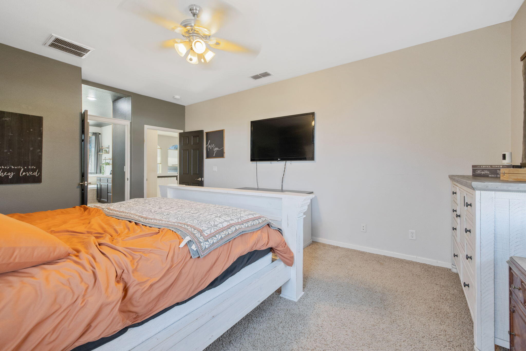 1114 Paradise Dr, Lemoore, CA 93245