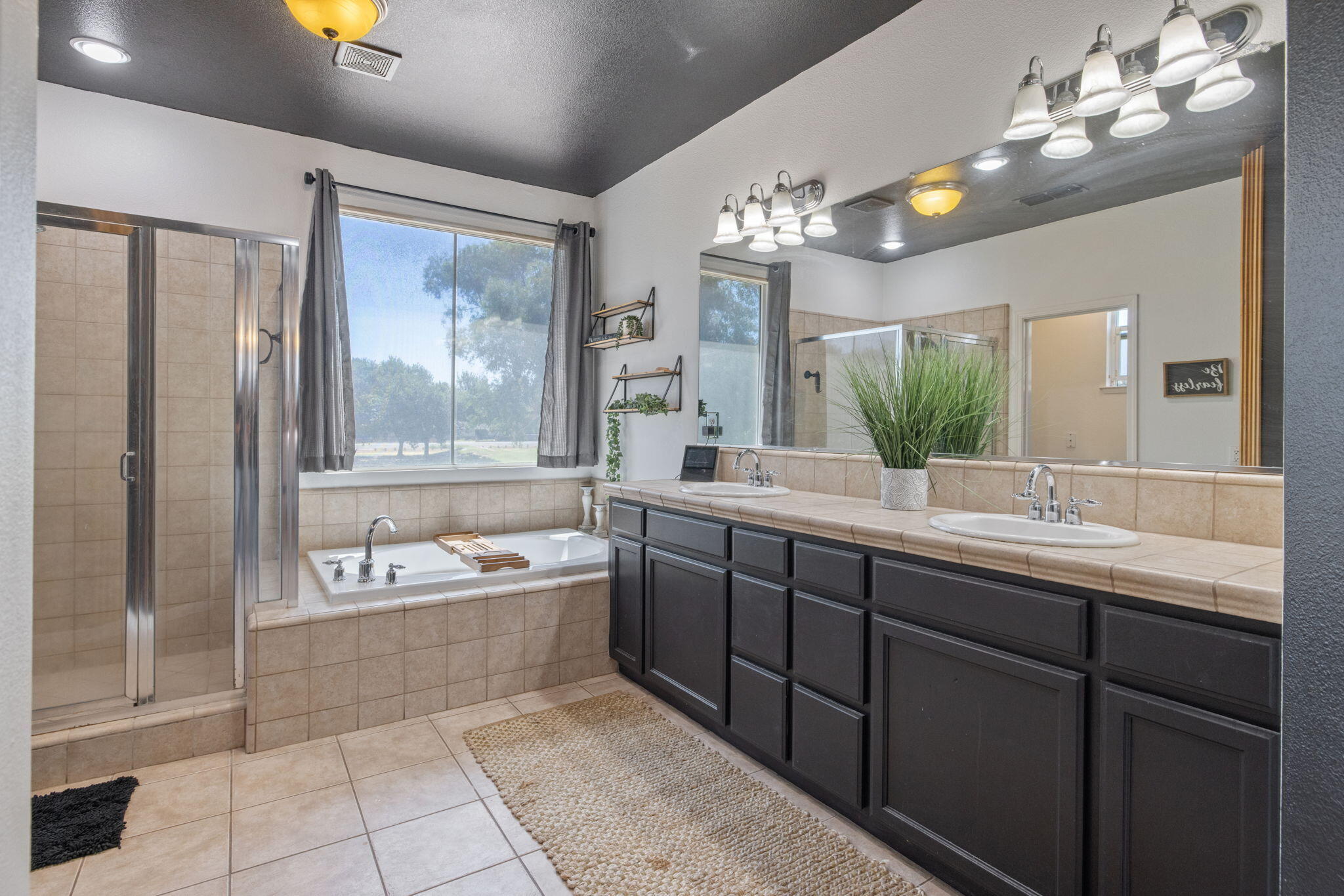 1114 Paradise Dr, Lemoore, CA 93245