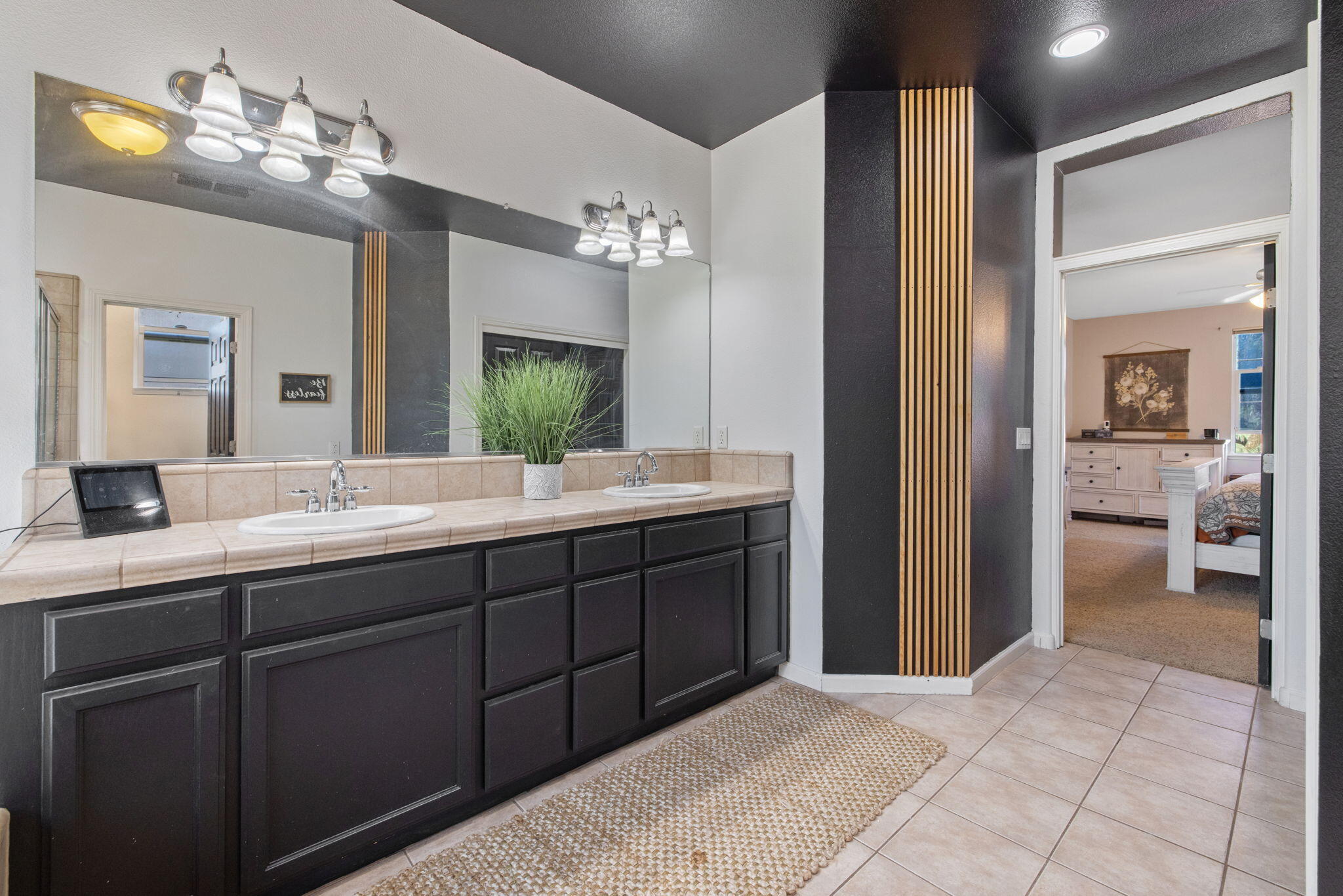 1114 Paradise Dr, Lemoore, CA 93245