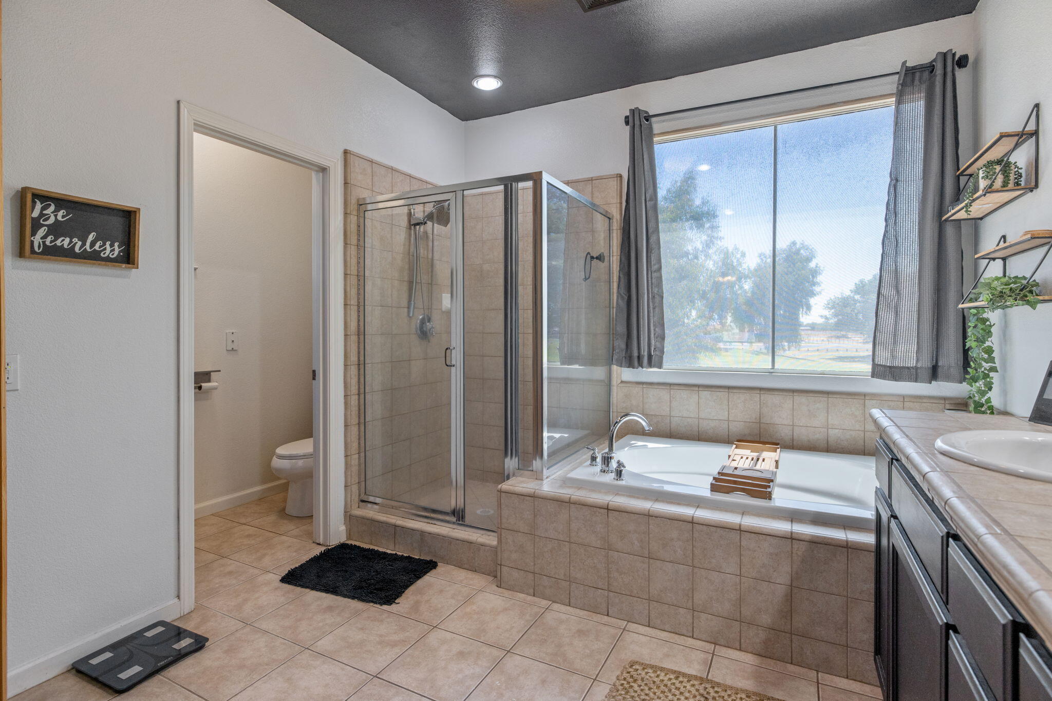 1114 Paradise Dr, Lemoore, CA 93245
