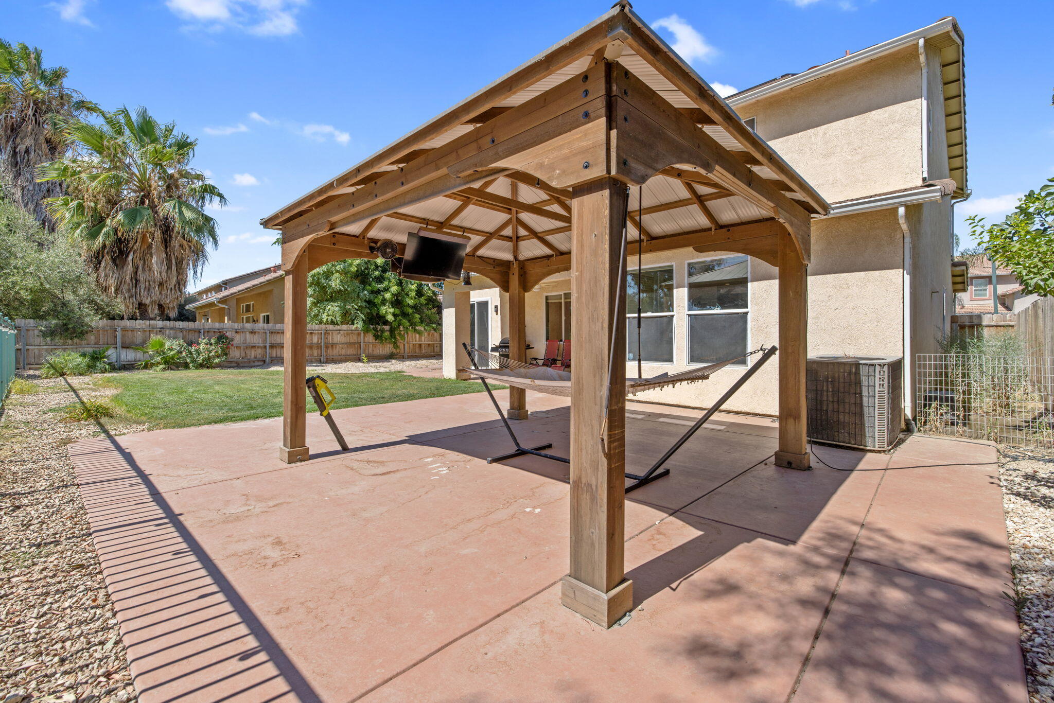 1114 Paradise Dr, Lemoore, CA 93245