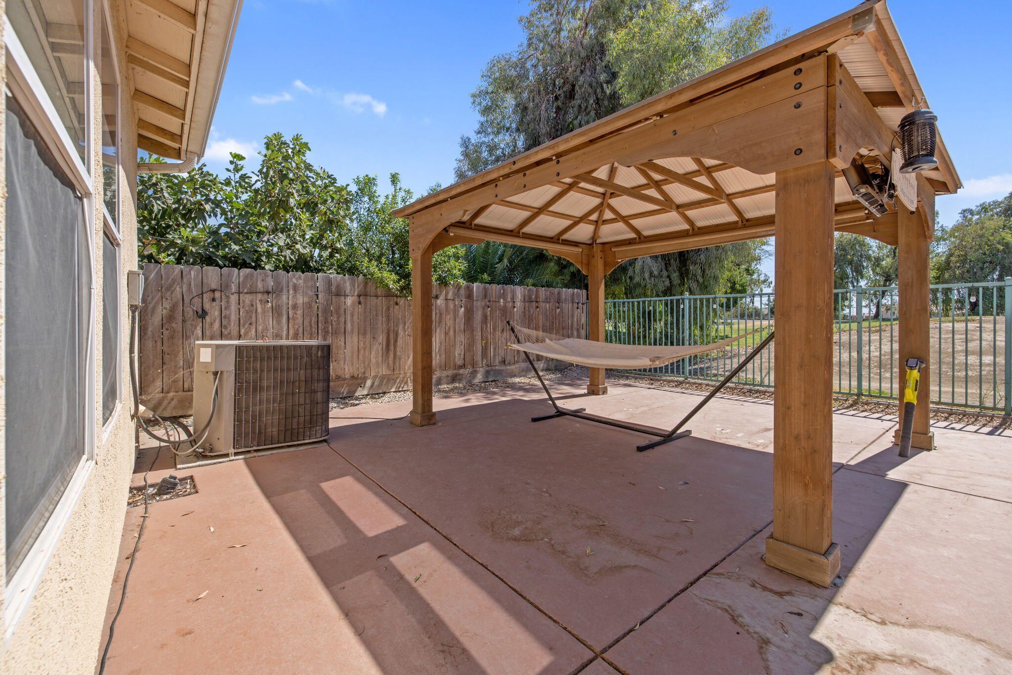 1114 Paradise Dr, Lemoore, CA 93245