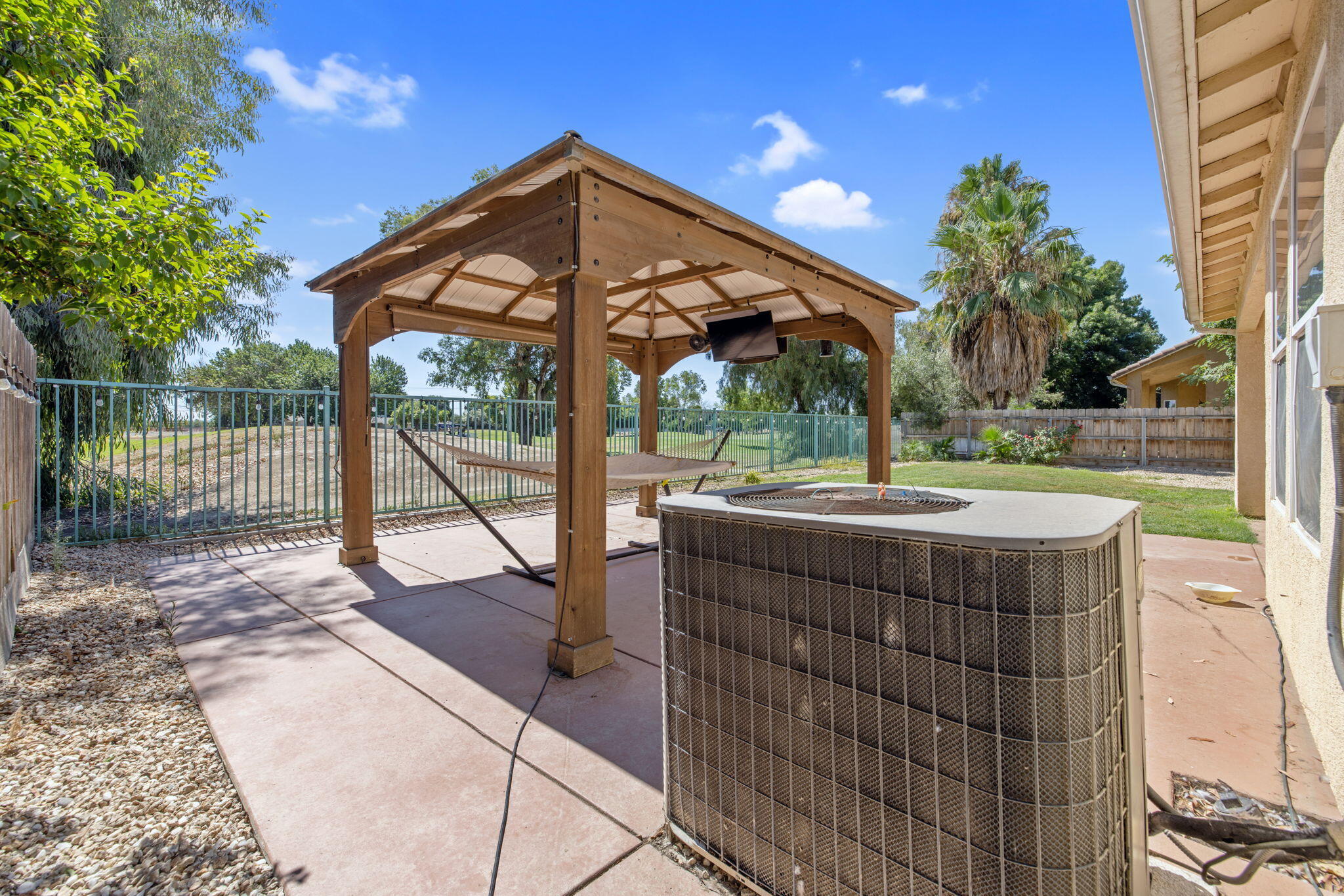 1114 Paradise Dr, Lemoore, CA 93245