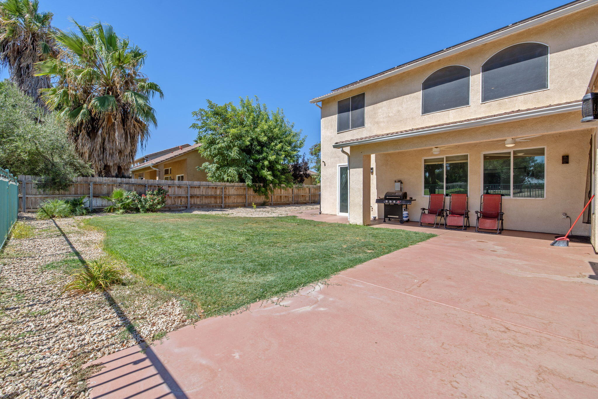 1114 Paradise Dr, Lemoore, CA 93245