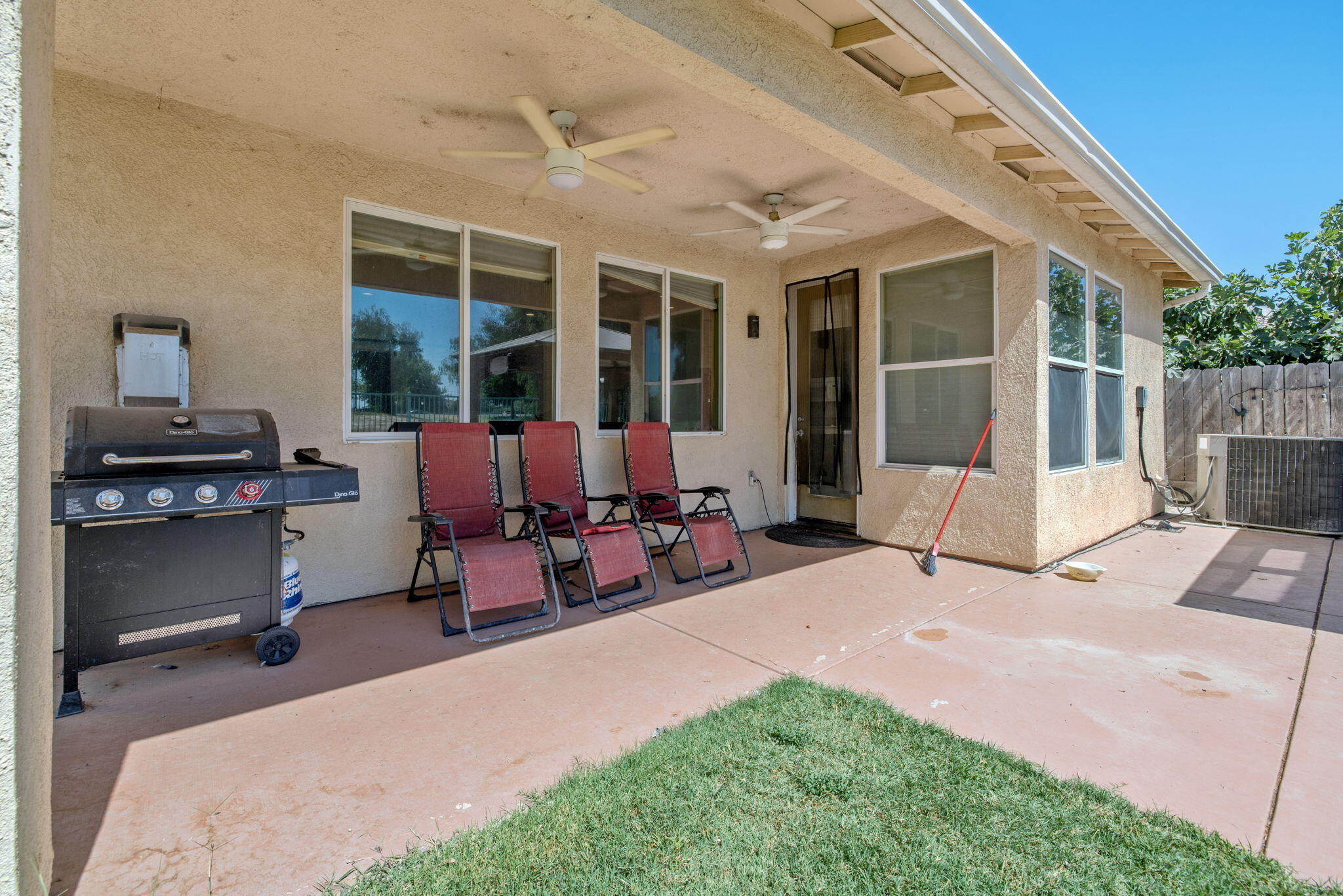 1114 Paradise Dr, Lemoore, CA 93245