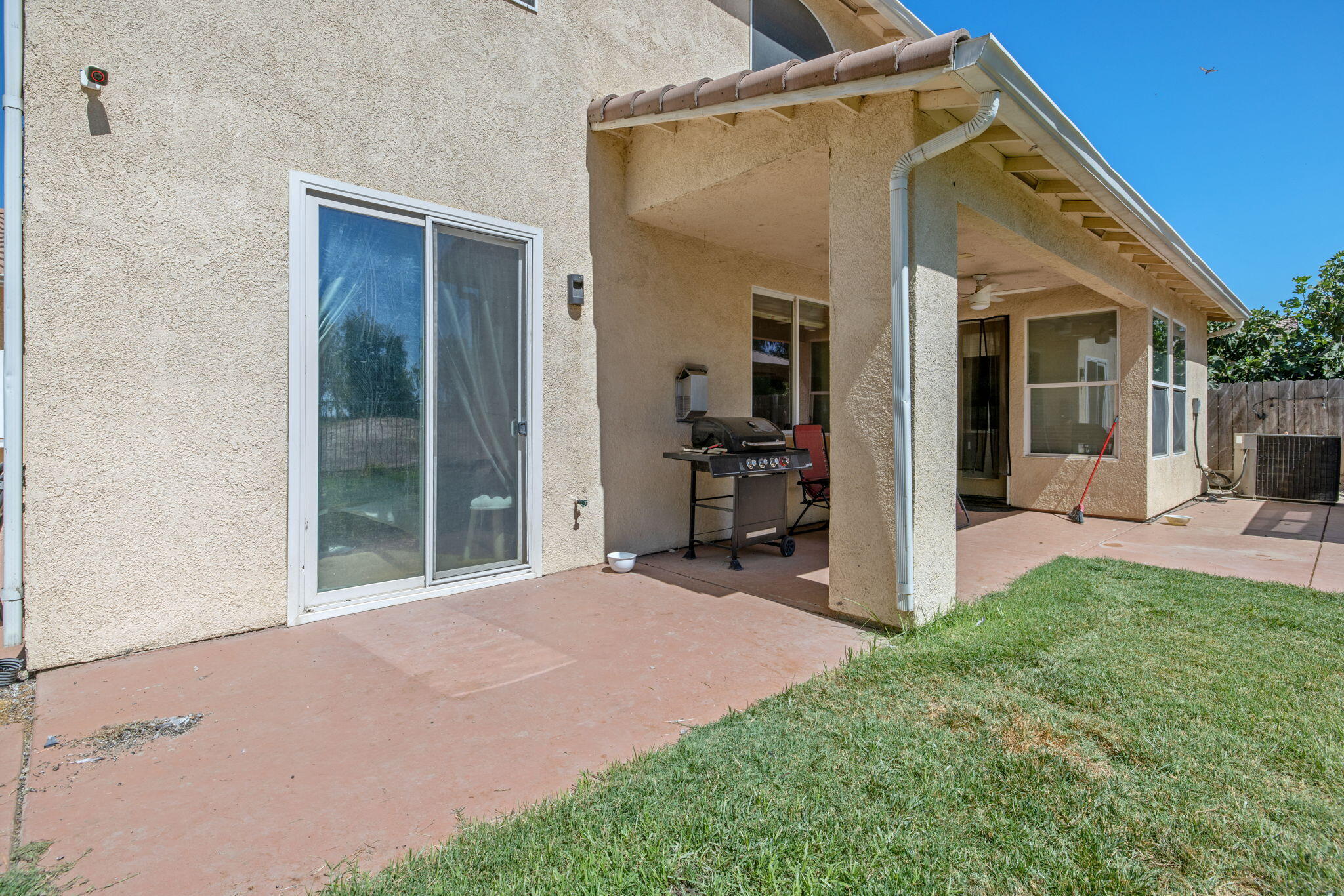 1114 Paradise Dr, Lemoore, CA 93245