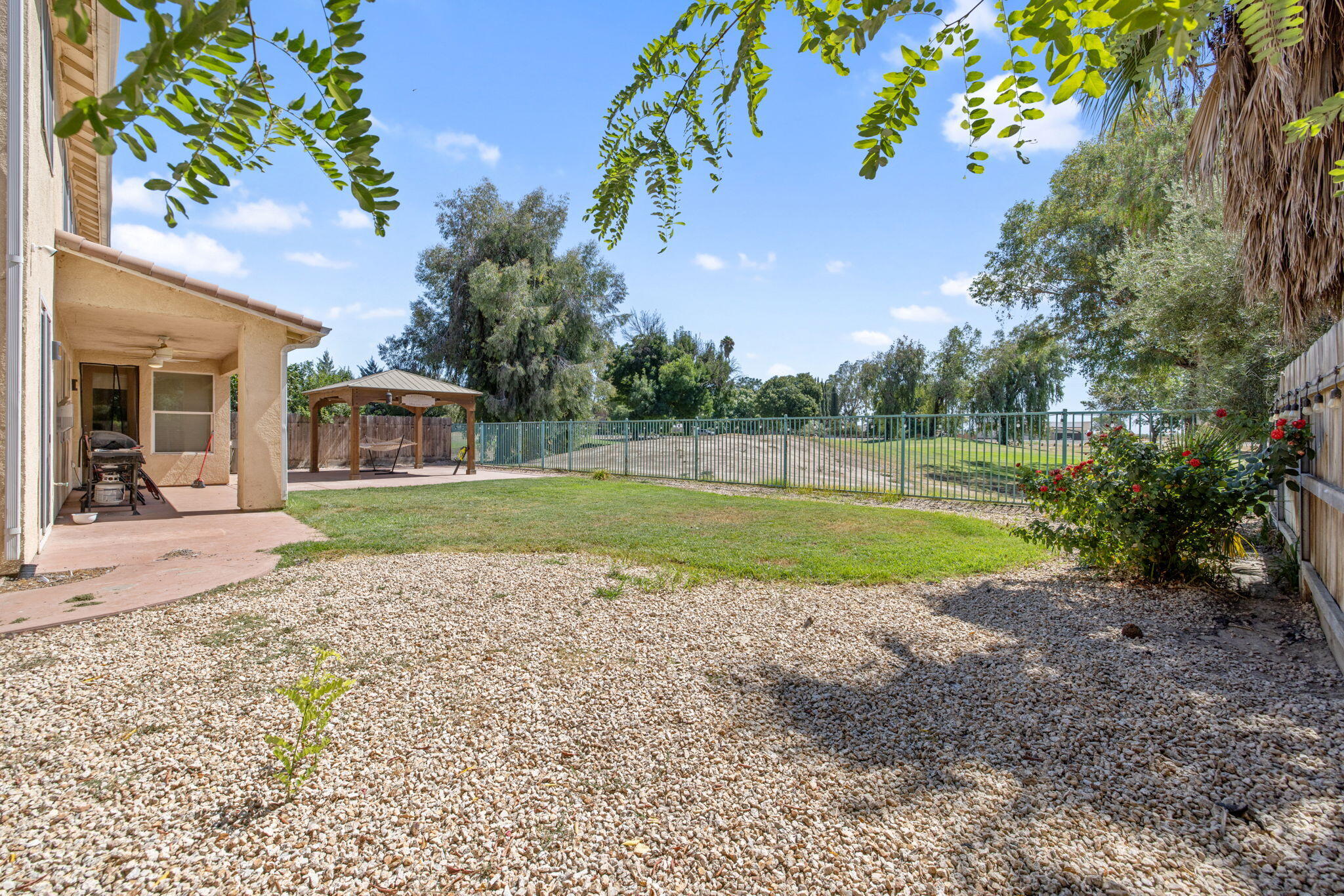 1114 Paradise Dr, Lemoore, CA 93245