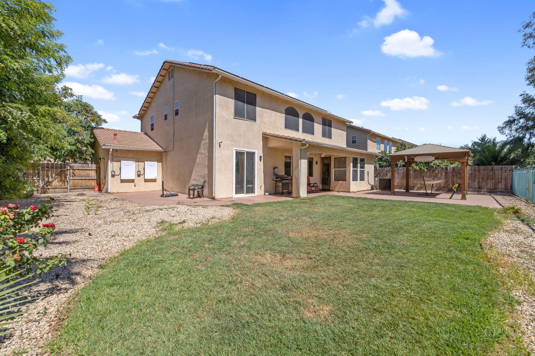 1114 Paradise Dr, Lemoore, CA 93245
