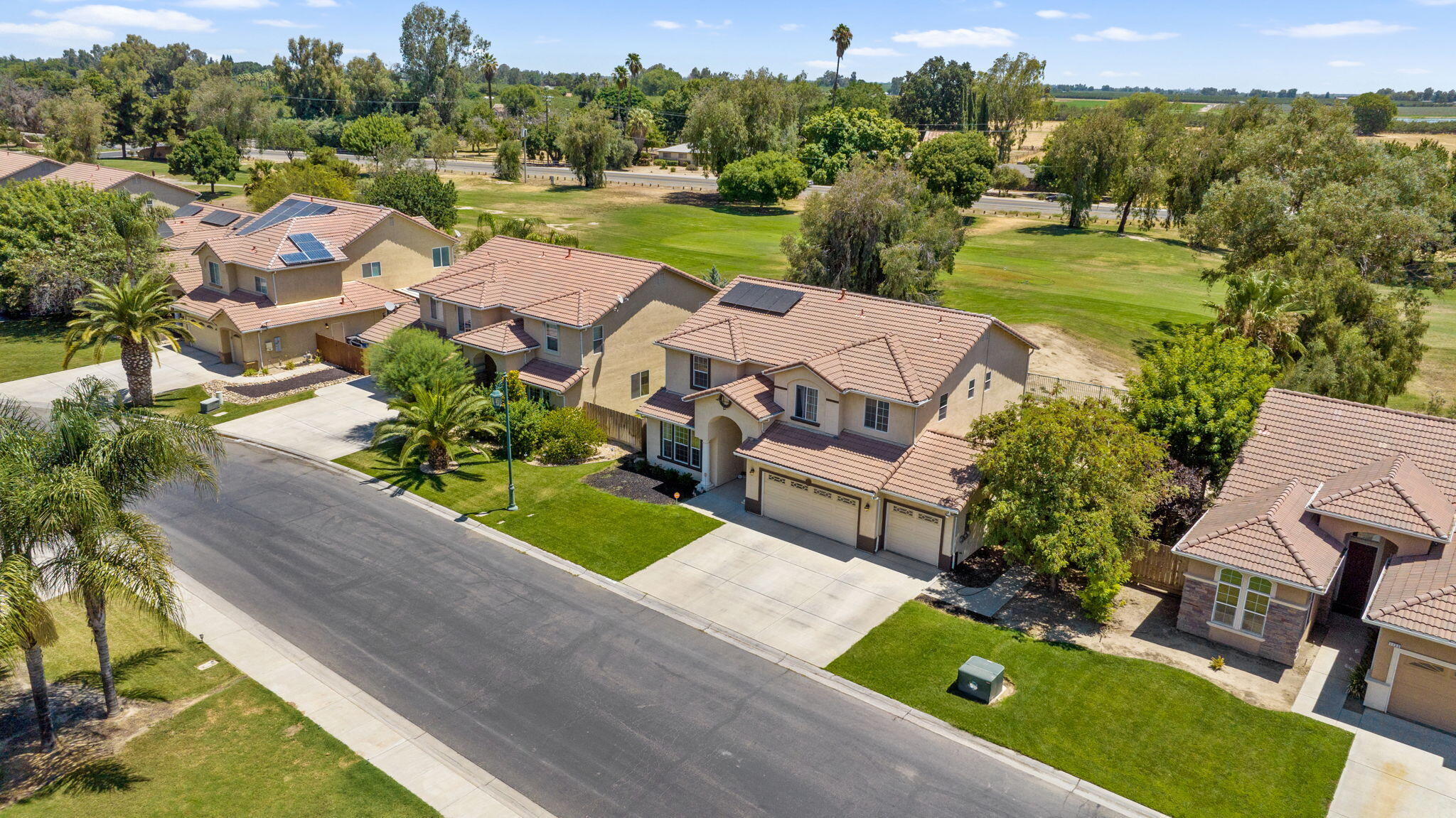 1114 Paradise Dr, Lemoore, CA 93245