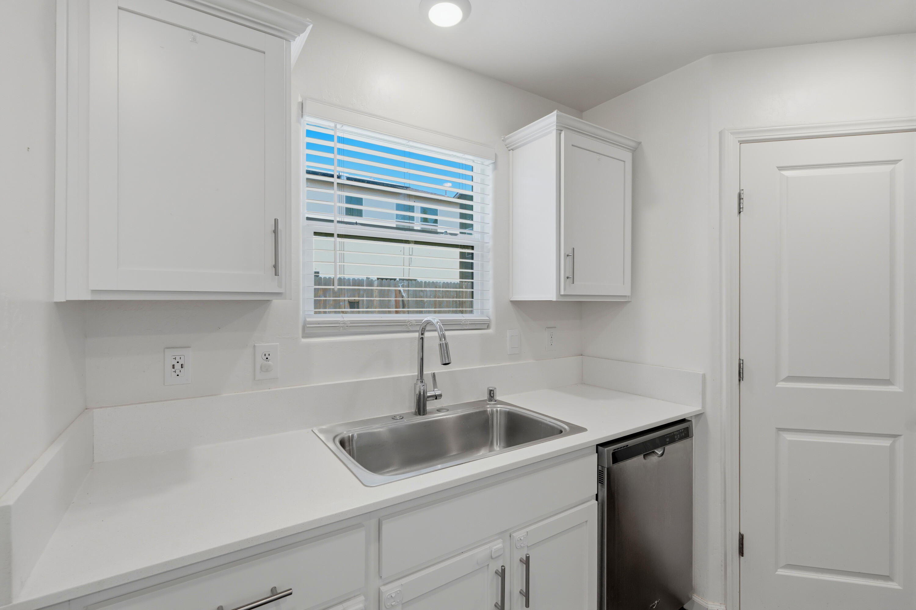 1892 Capistrano Ave, Tulare, CA 93274