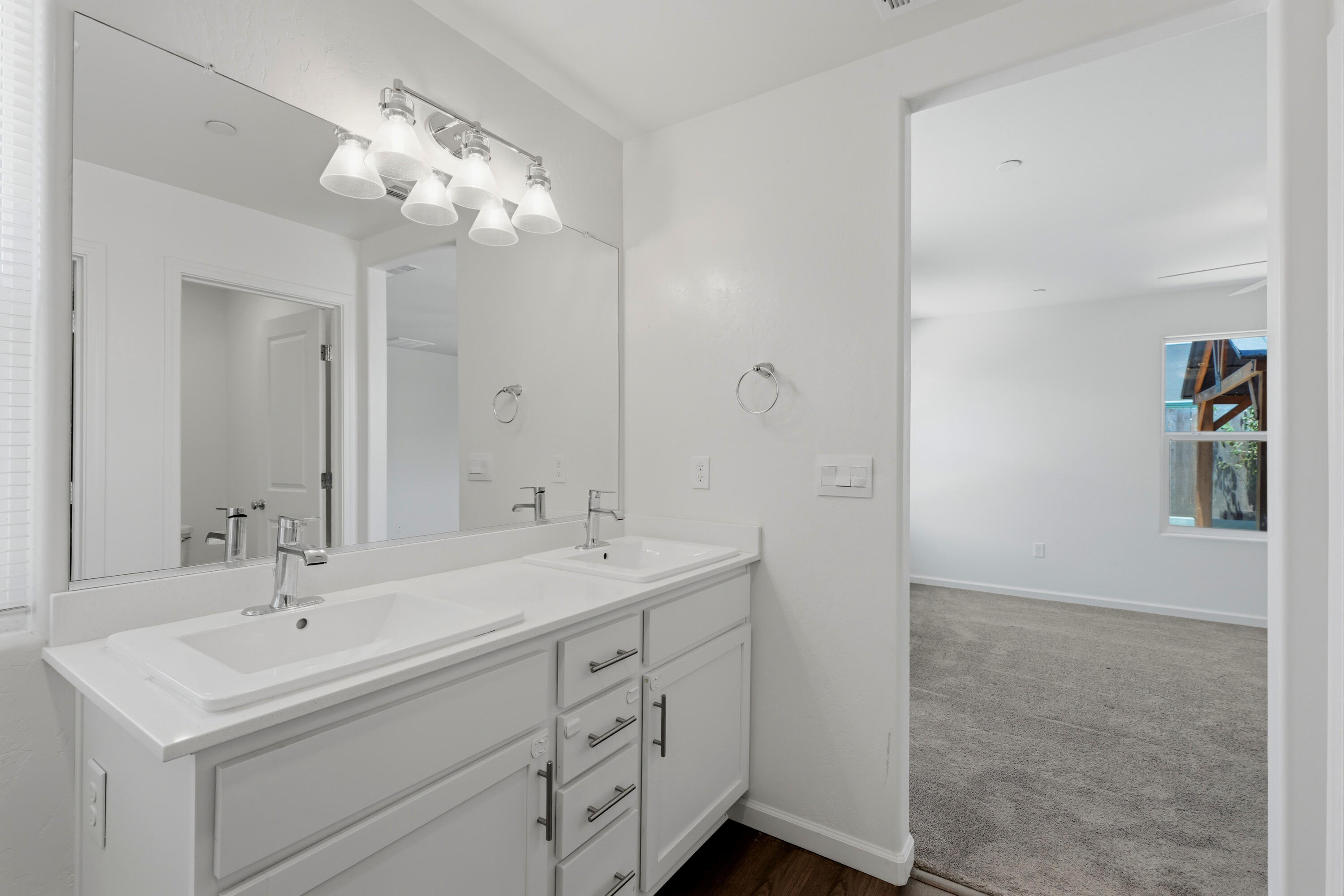 1892 Capistrano Ave, Tulare, CA 93274