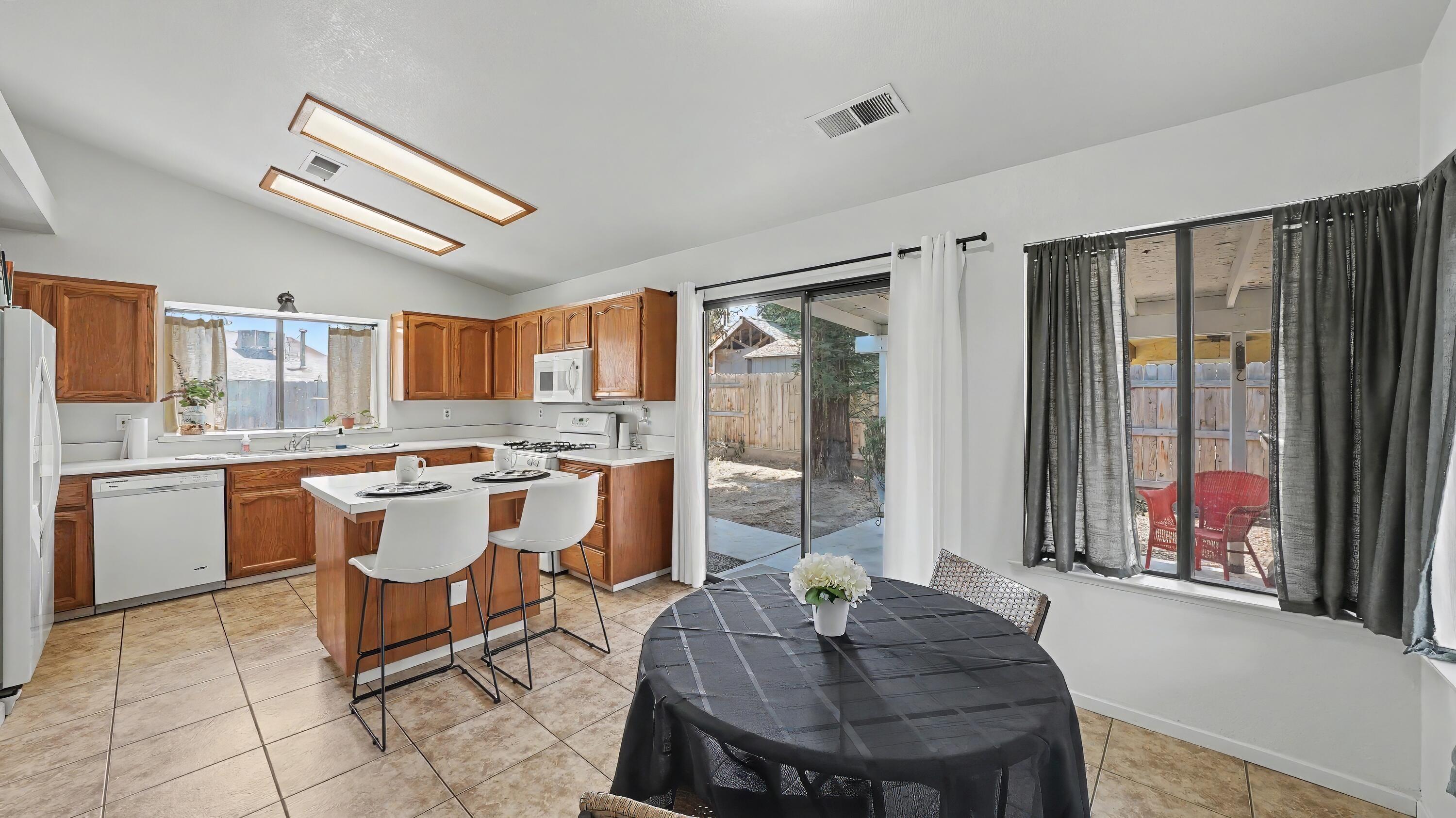 1715 E Vine Ct, Visalia, CA 93292