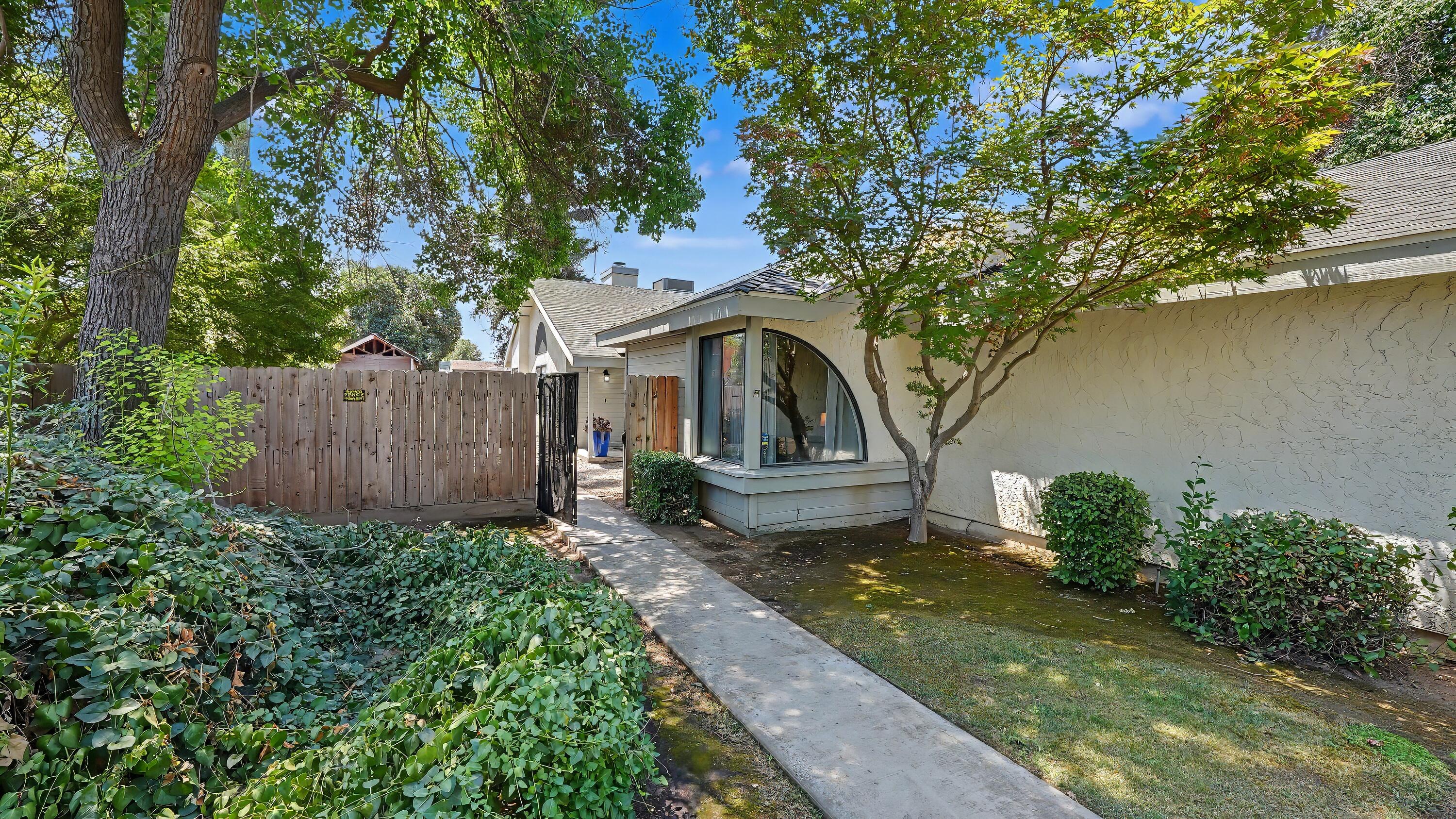 1715 E Vine Ct, Visalia, CA 93292