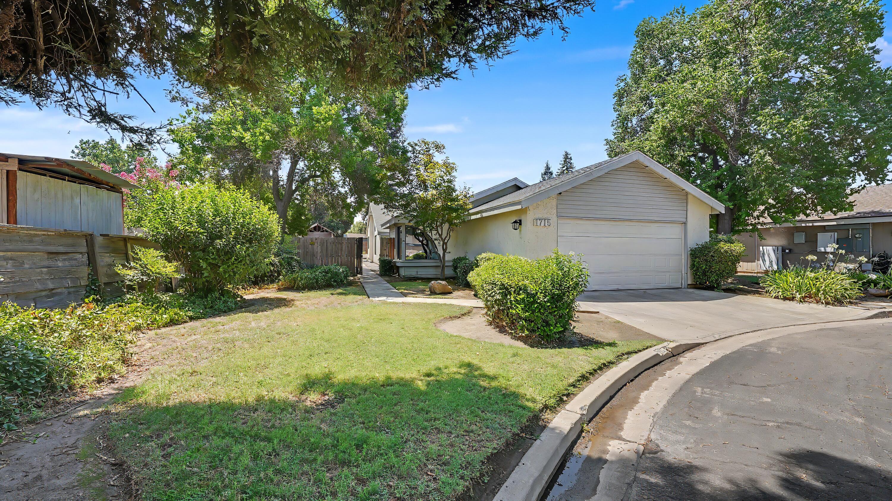 1715 E Vine Ct, Visalia, CA 93292
