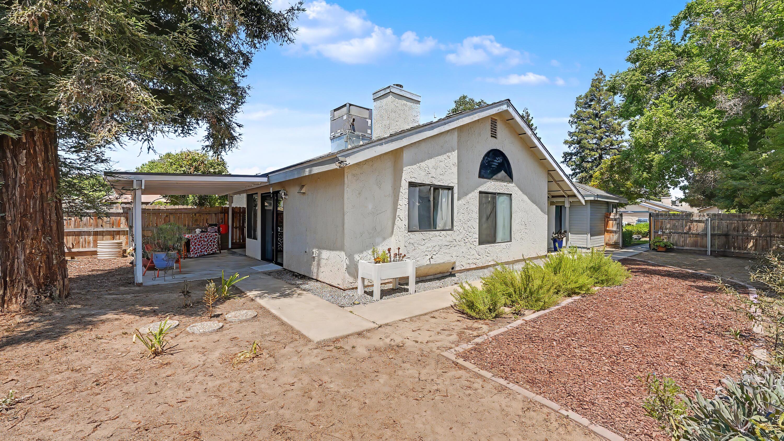 1715 E Vine Ct, Visalia, CA 93292