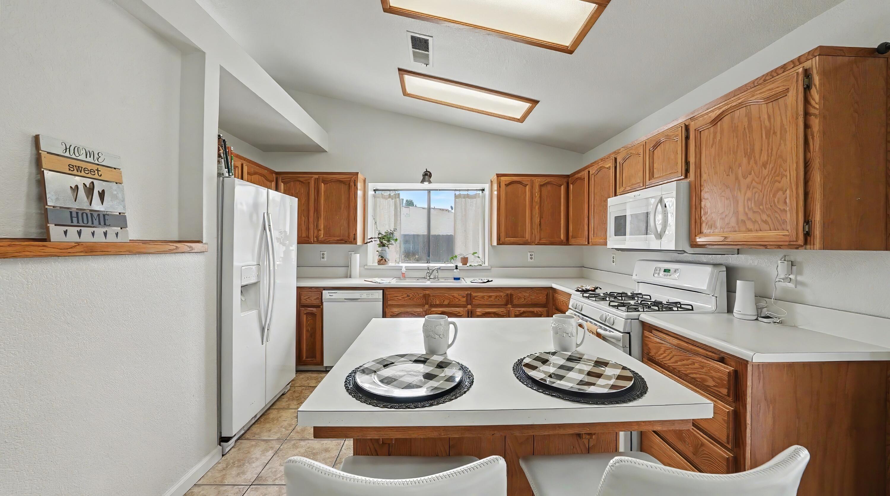 1715 E Vine Ct, Visalia, CA 93292