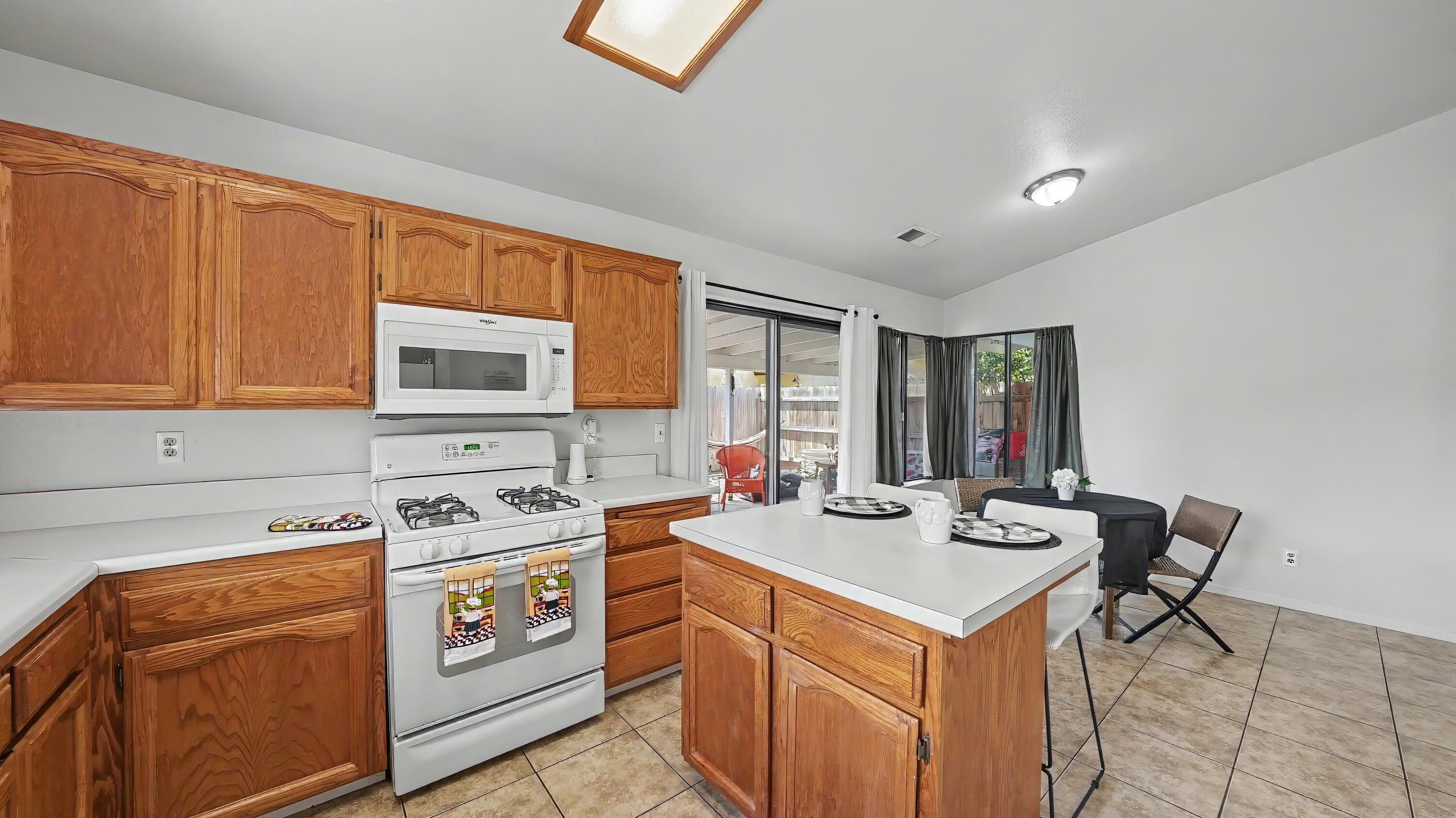 1715 E Vine Ct, Visalia, CA 93292