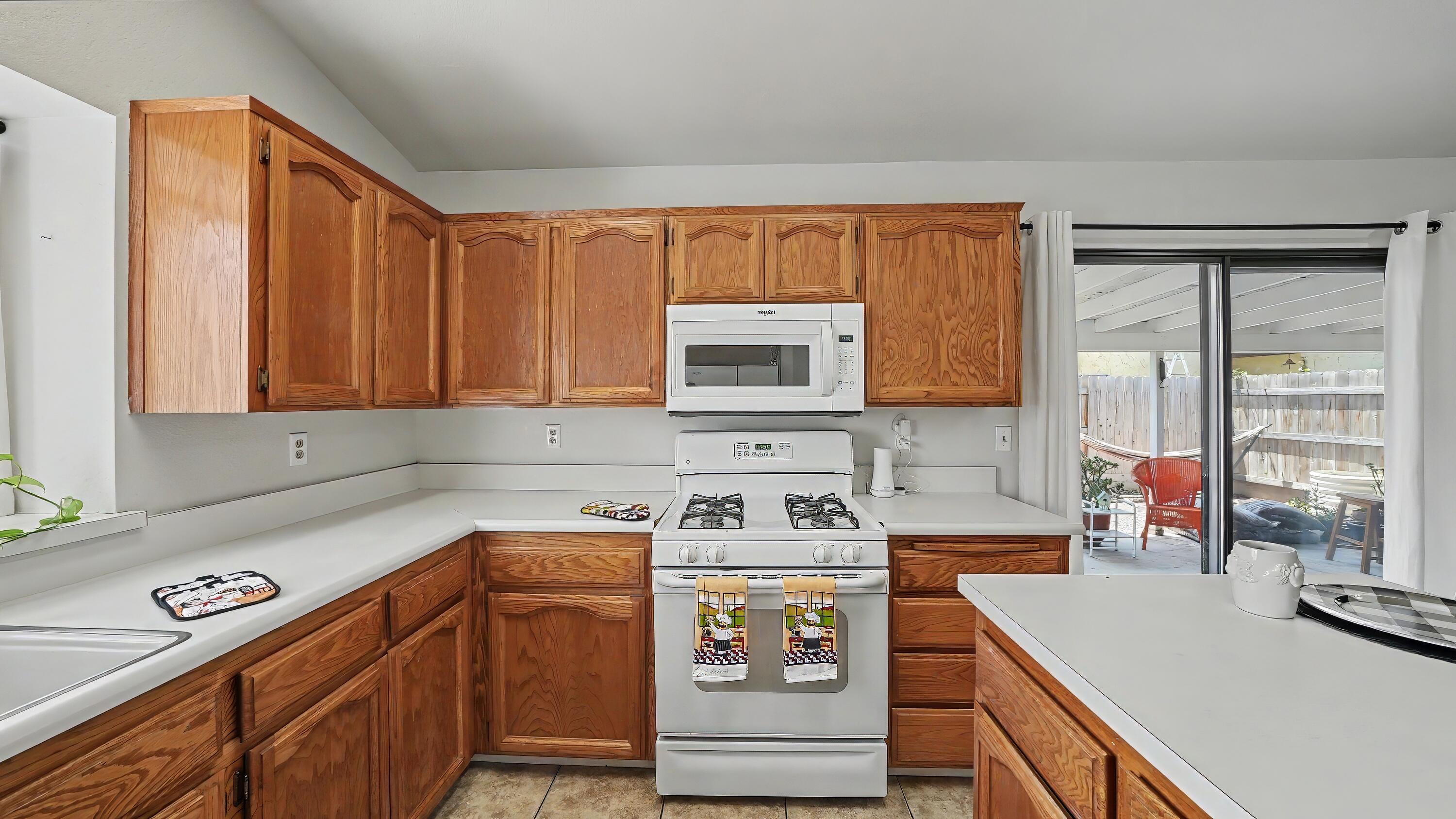 1715 E Vine Ct, Visalia, CA 93292