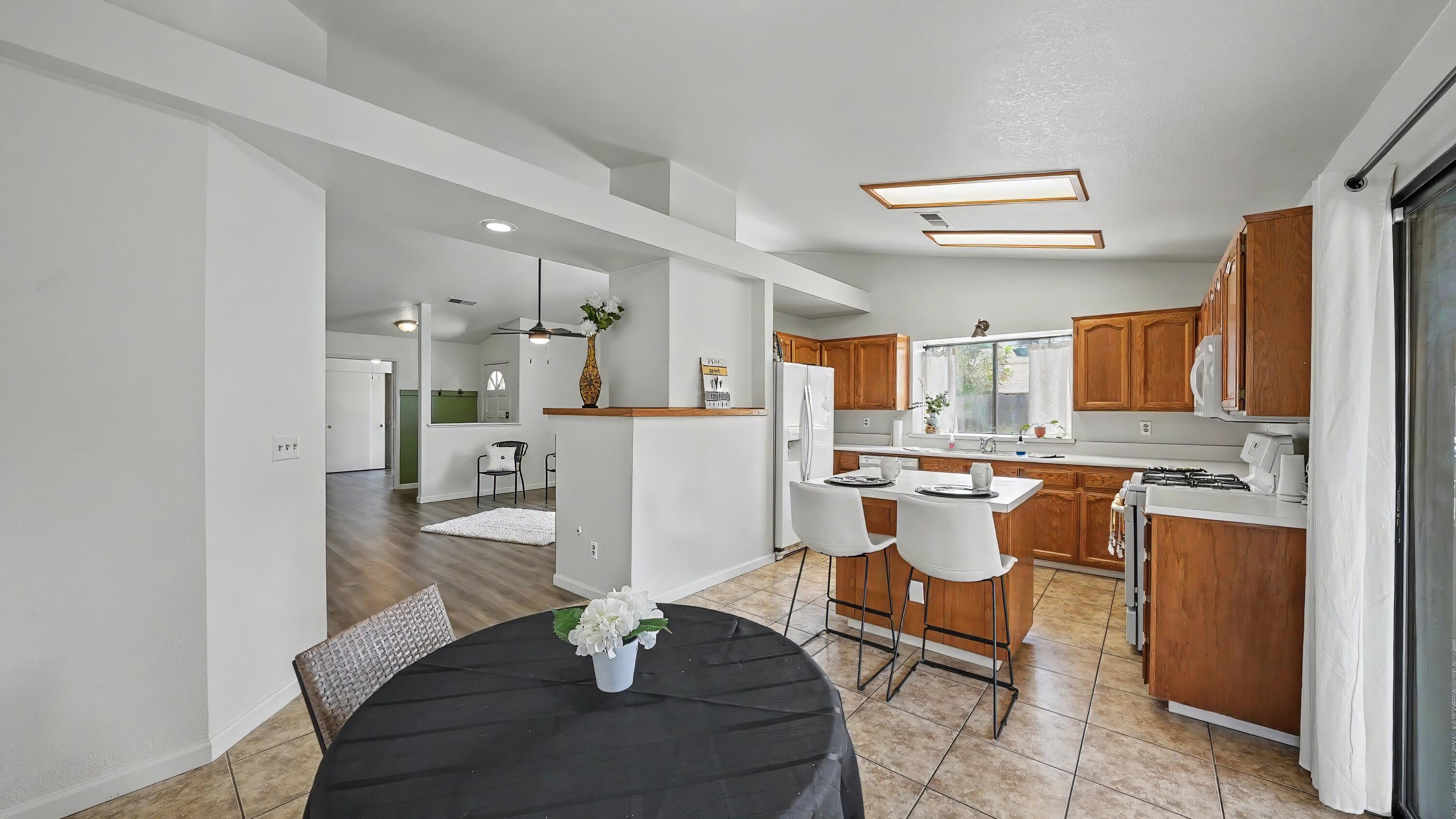 1715 E Vine Ct, Visalia, CA 93292