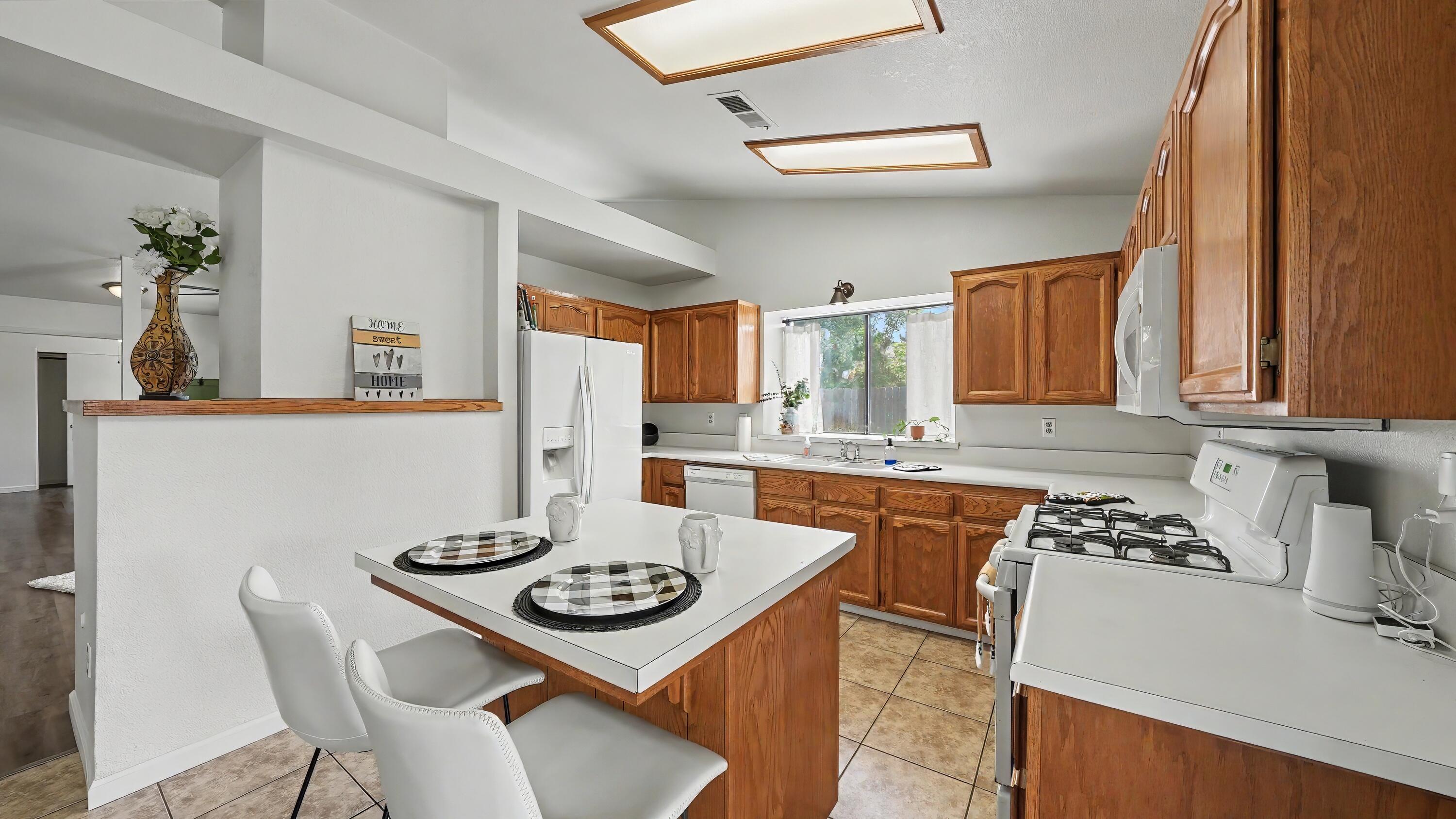 1715 E Vine Ct, Visalia, CA 93292