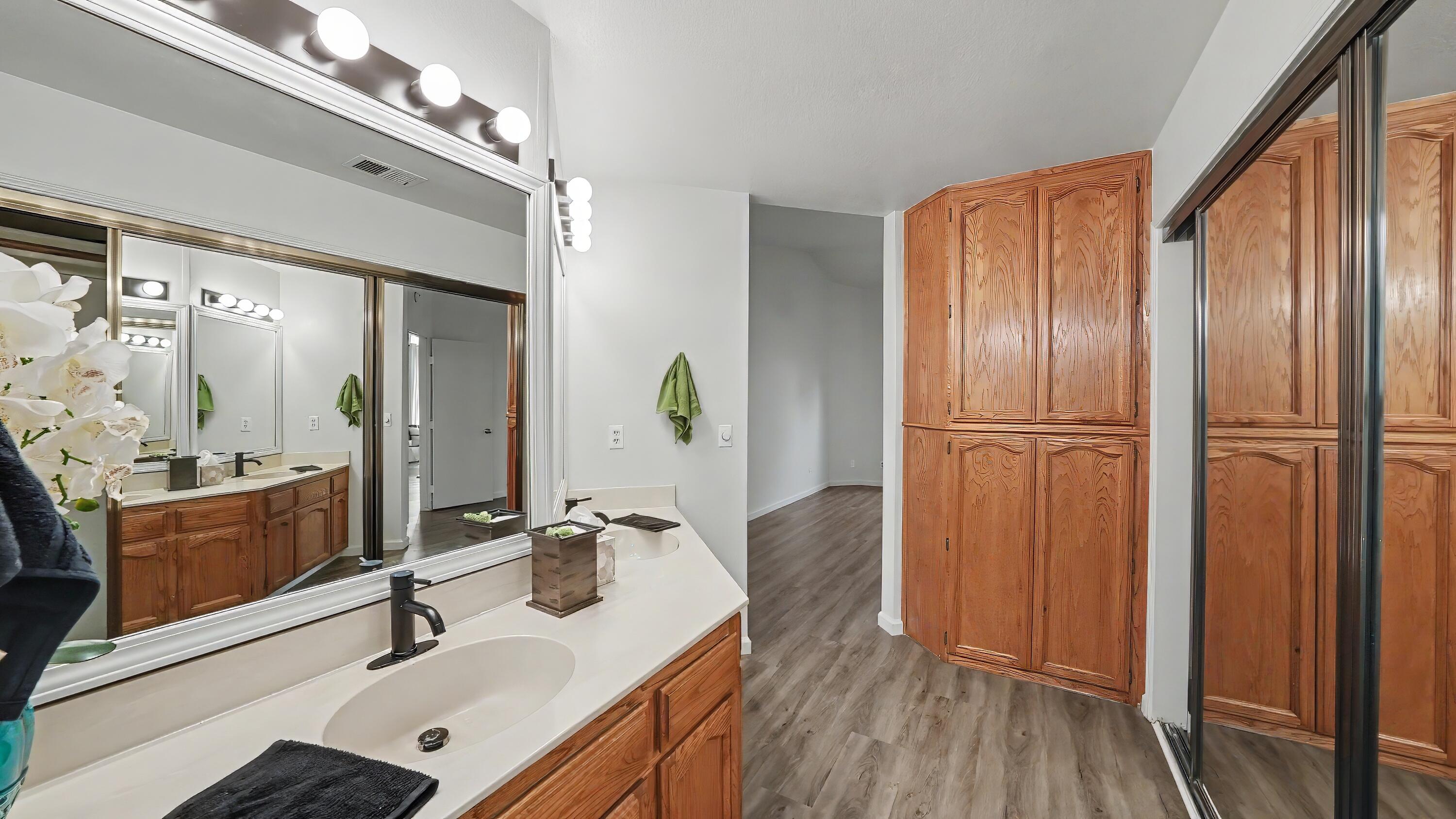 1715 E Vine Ct, Visalia, CA 93292