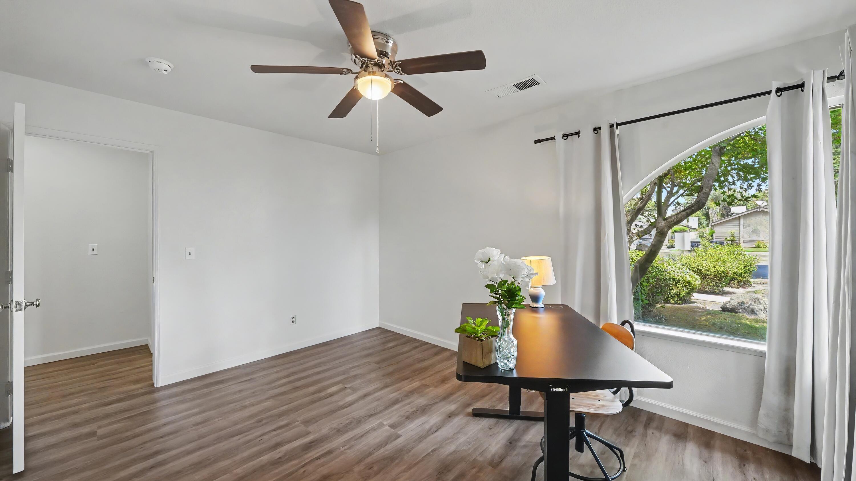 1715 E Vine Ct, Visalia, CA 93292