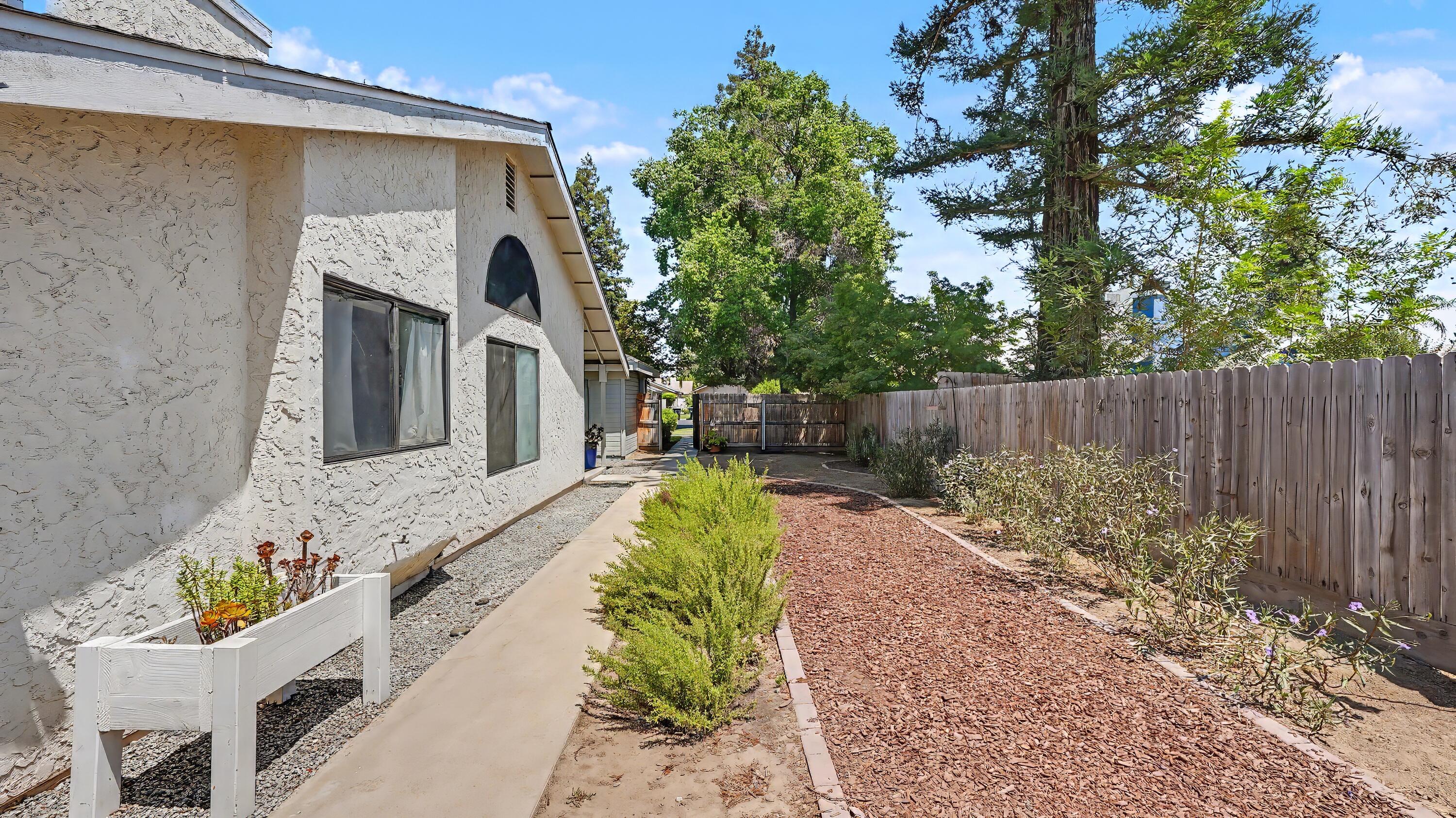 1715 E Vine Ct, Visalia, CA 93292