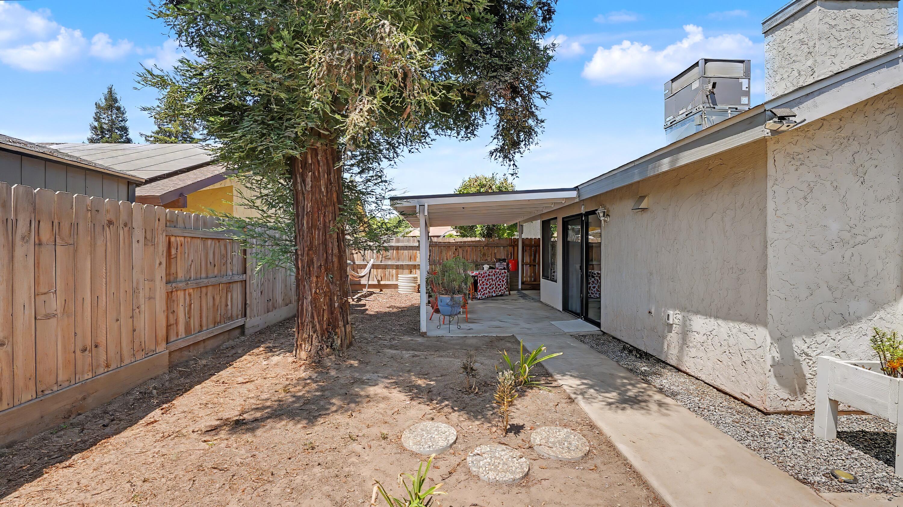 1715 E Vine Ct, Visalia, CA 93292