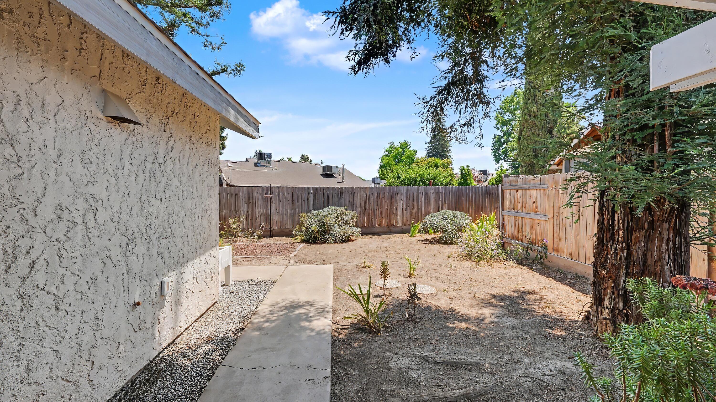 1715 E Vine Ct, Visalia, CA 93292