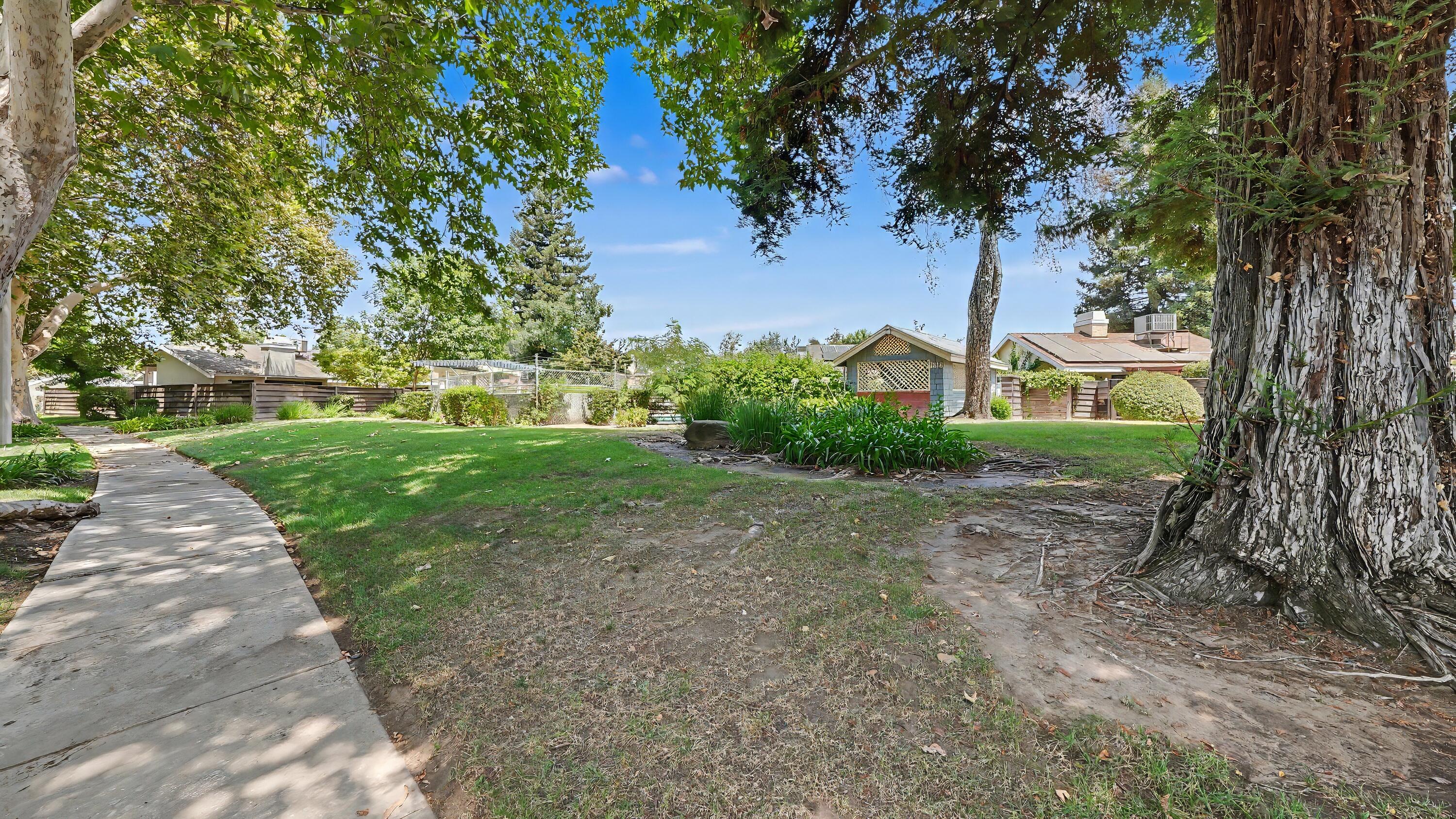 1715 E Vine Ct, Visalia, CA 93292