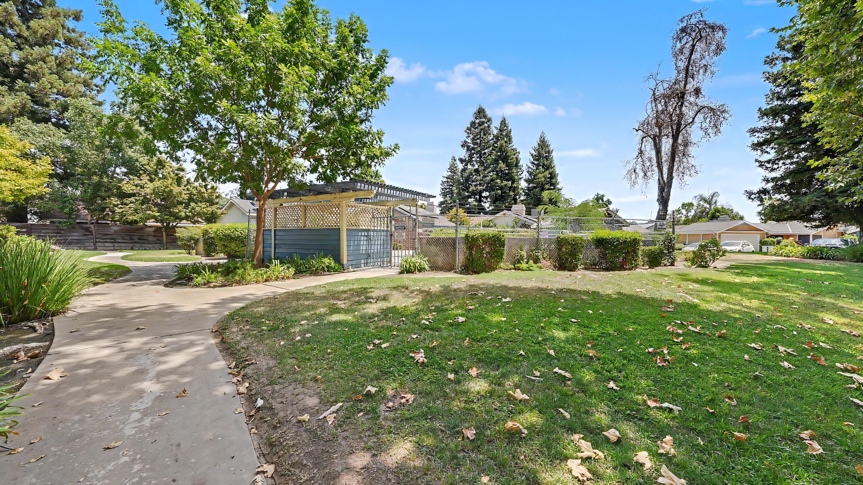1715 E Vine Ct, Visalia, CA 93292