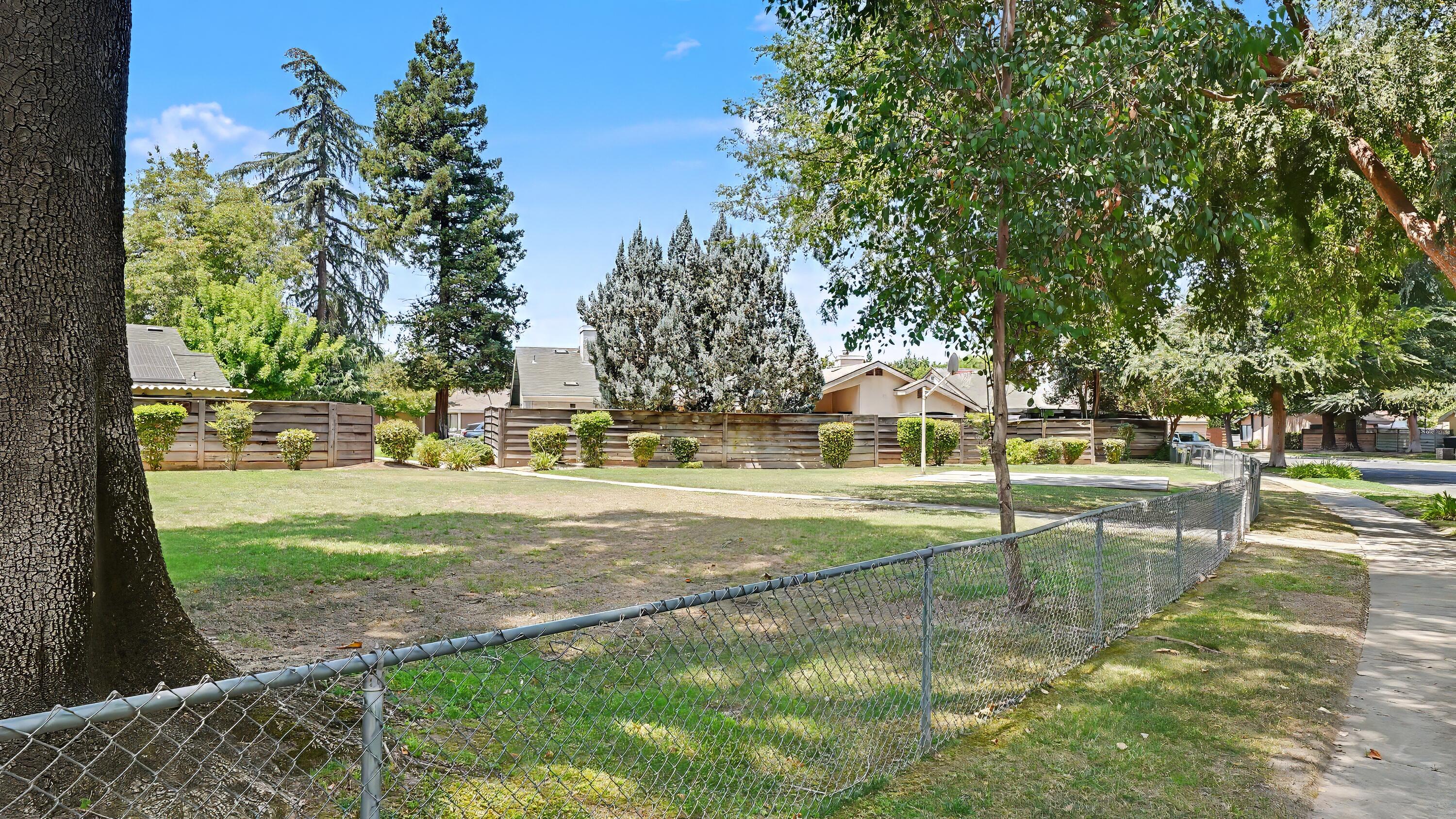 1715 E Vine Ct, Visalia, CA 93292